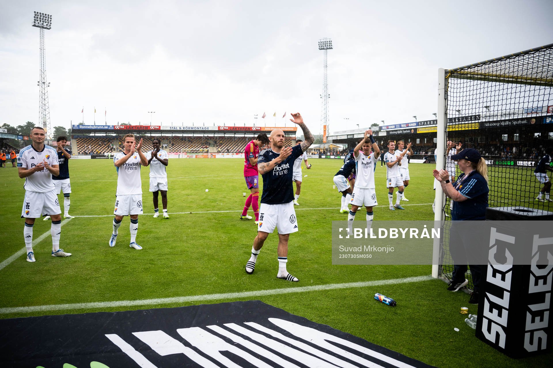 Djurgårdens Magnus Eriksson jublar med lagkamrater efter fotbollsmatchen i Allsvenskan mellan Mjällby och Djurgården den 30 juli 2023 i Hällevik. 