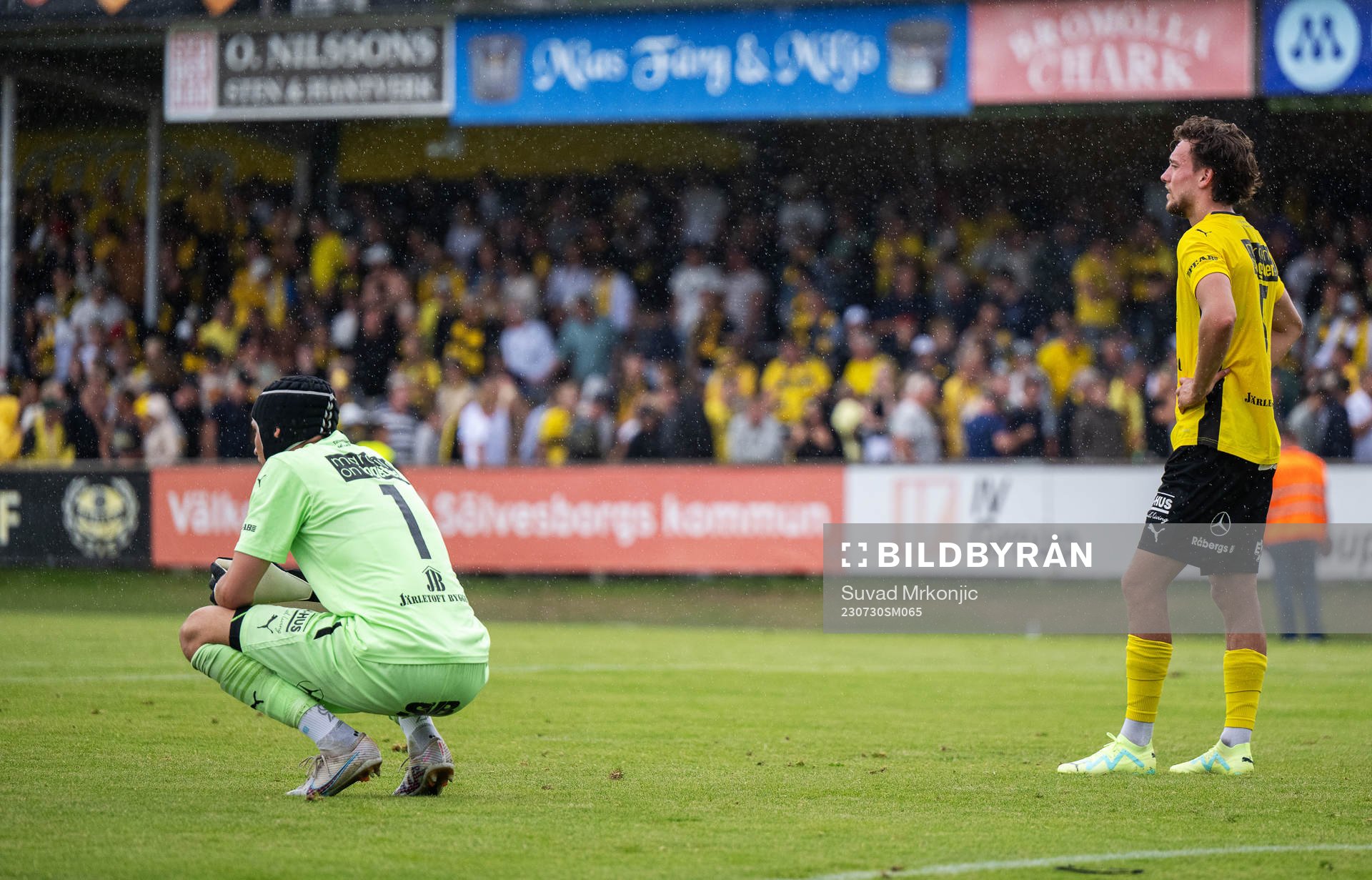 Mjällbys målvakt Noel Törnqvist och Colin Rösler deppar