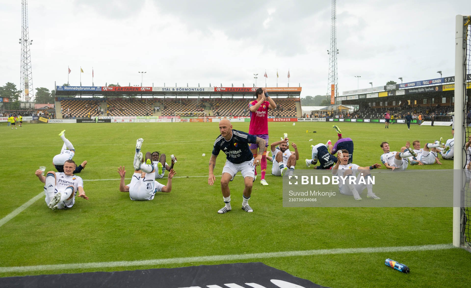 Djurgårdens spelare jublar efter under fotbollsmatchen i Allsvenskan mellan Mjällby och Djurgården den 30 juli 2023 i Hällevik. 