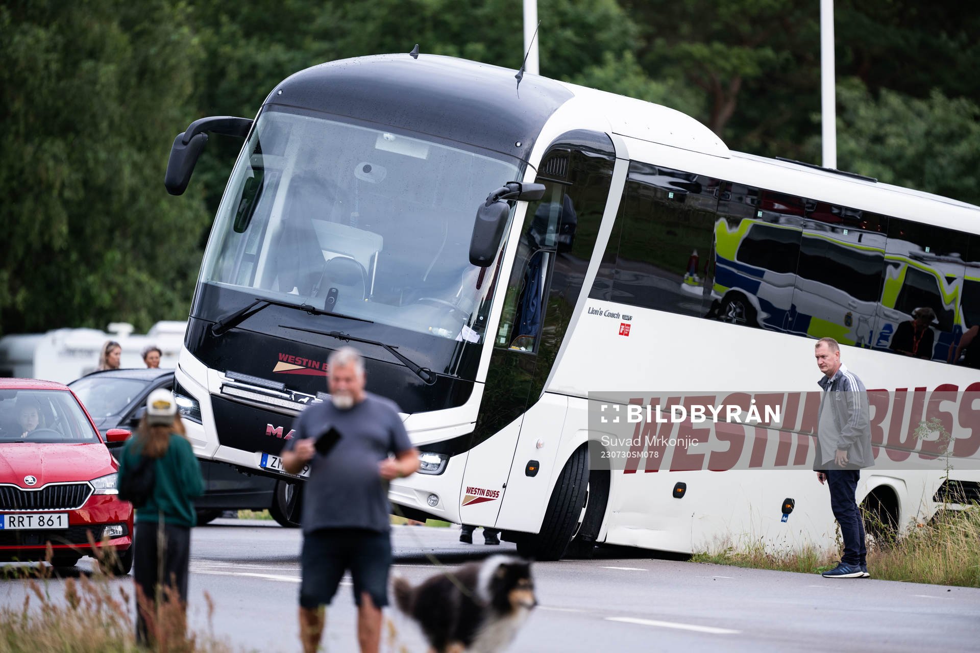 Djurgårdens supporterbuss i diket
