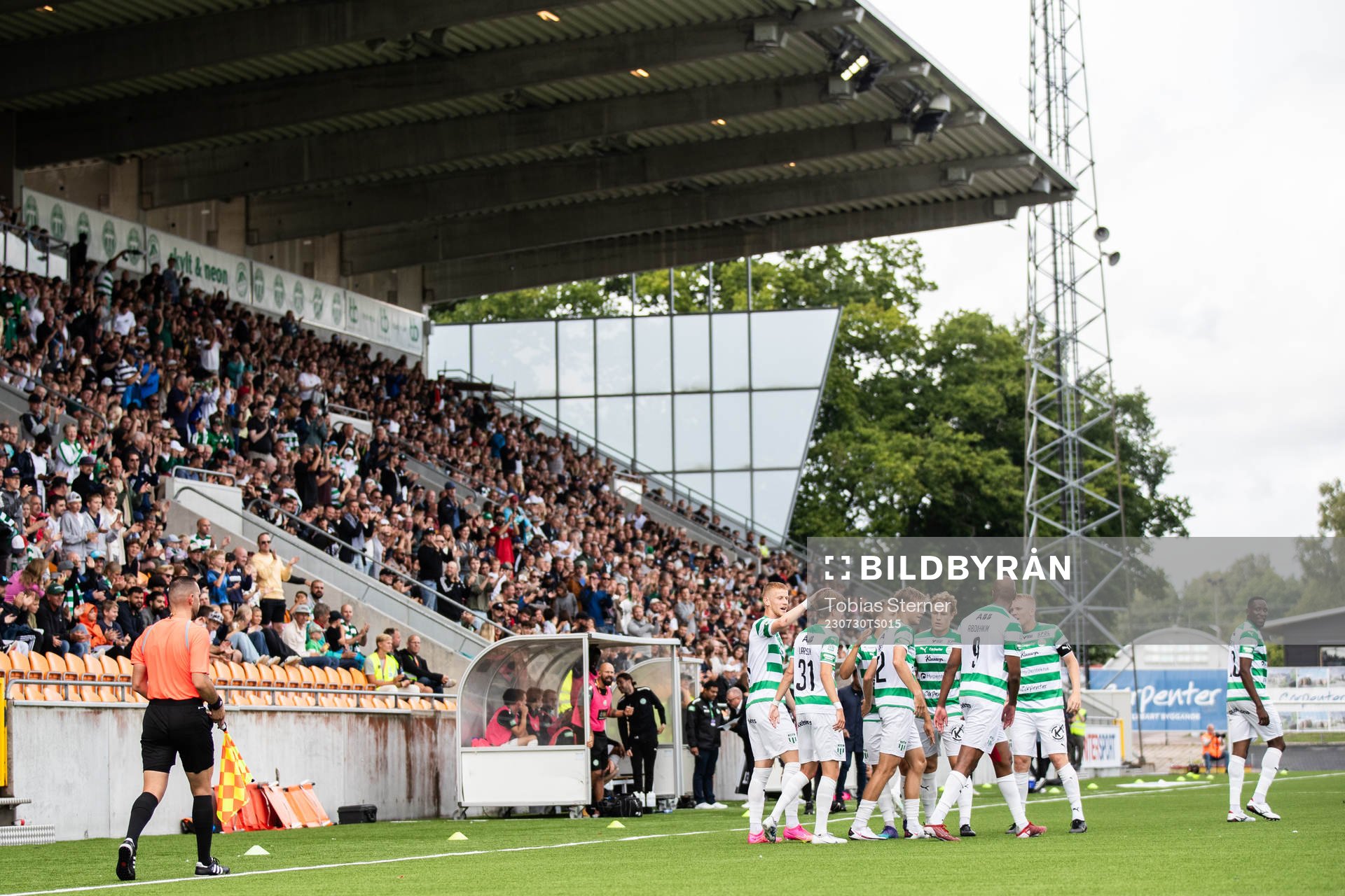 Västerås SKs Patric Åslund jublar med lagkamrater