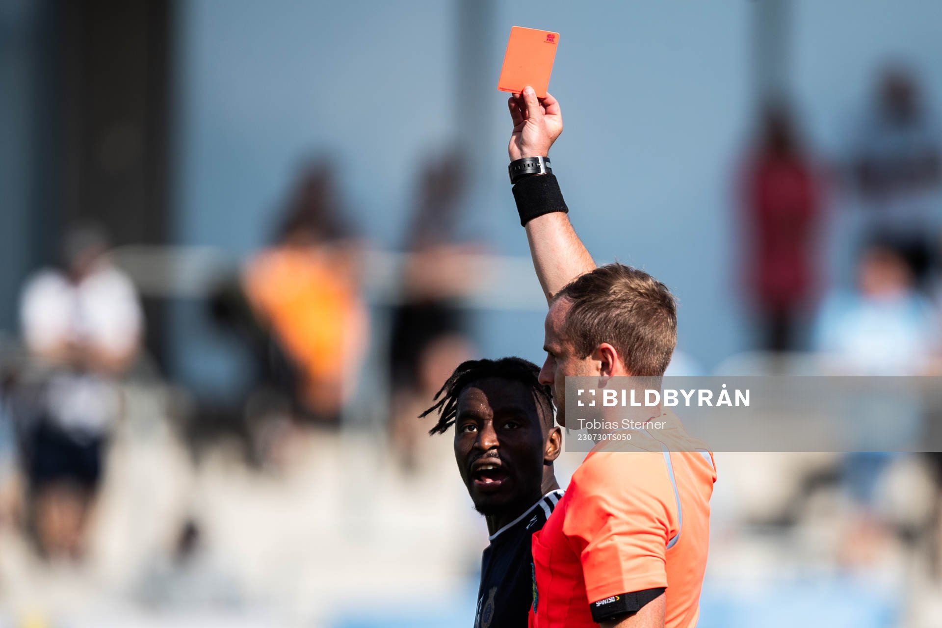 Domare Richard Sundell delar ut ett rött kort tillGefles