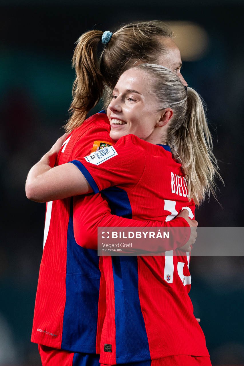 Caroline Graham Hansen of Norway celebrates with teammate