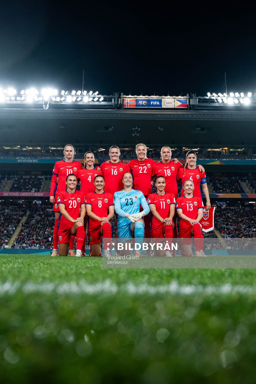 The starting eleven of Norway pose for a team photo