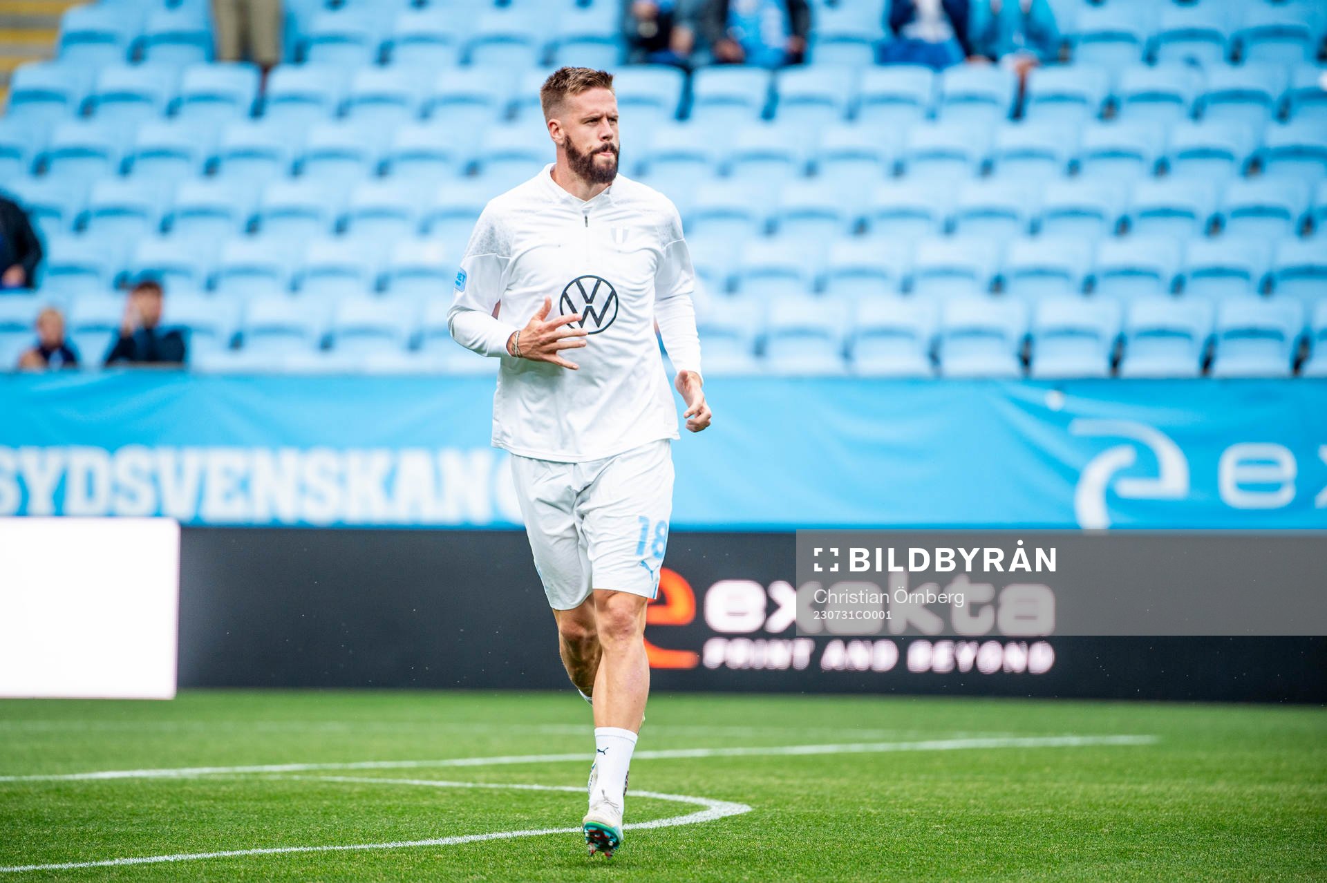 Malmö FFs Pontus Jansson värmer upp innan fotbollsmatchen