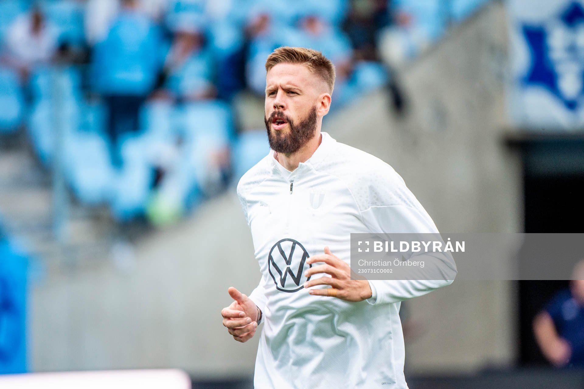 Malmö FFs Pontus Jansson värmer upp innan fotbollsmatchen