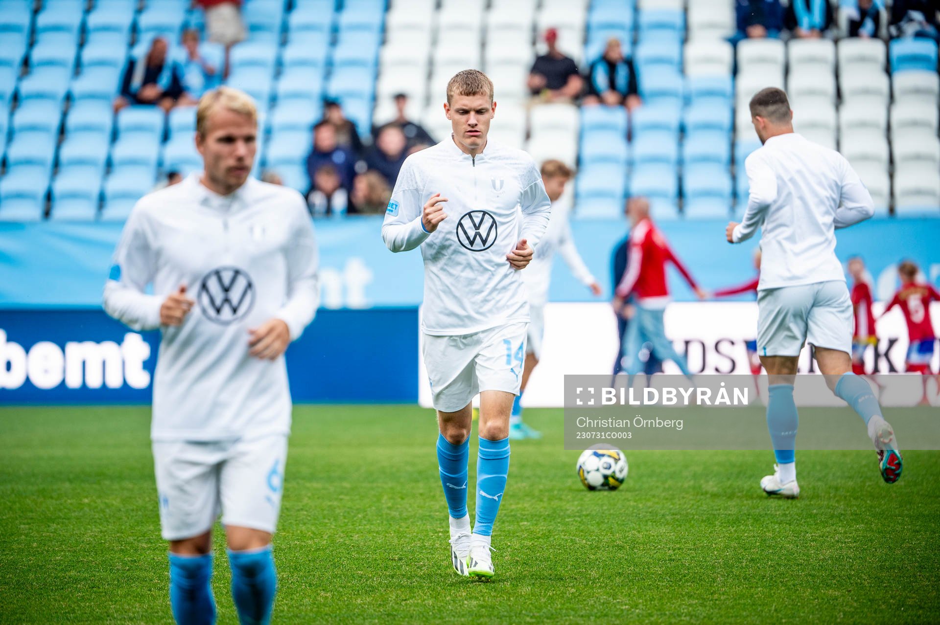 Malmö FFs Sebastian Jörgensen värmer upp innan