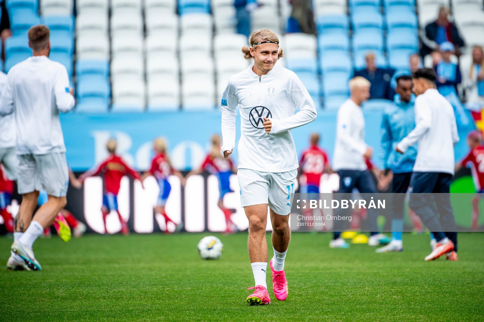 Malmö FFs Sebastian Nanasi värmer upp innan