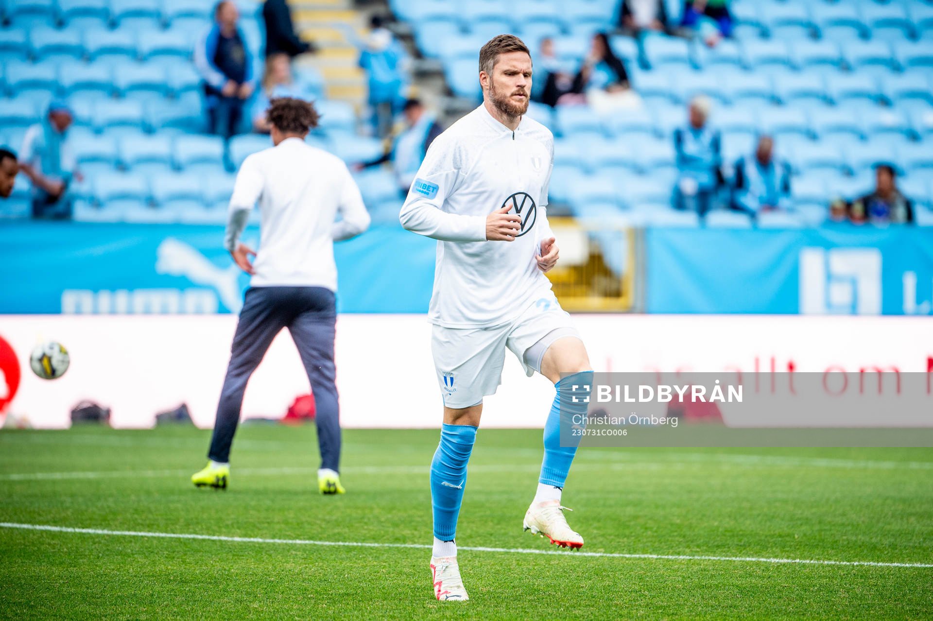 Malmö FFs Lasse Nielsen värmer upp innan fotbollsmatchen