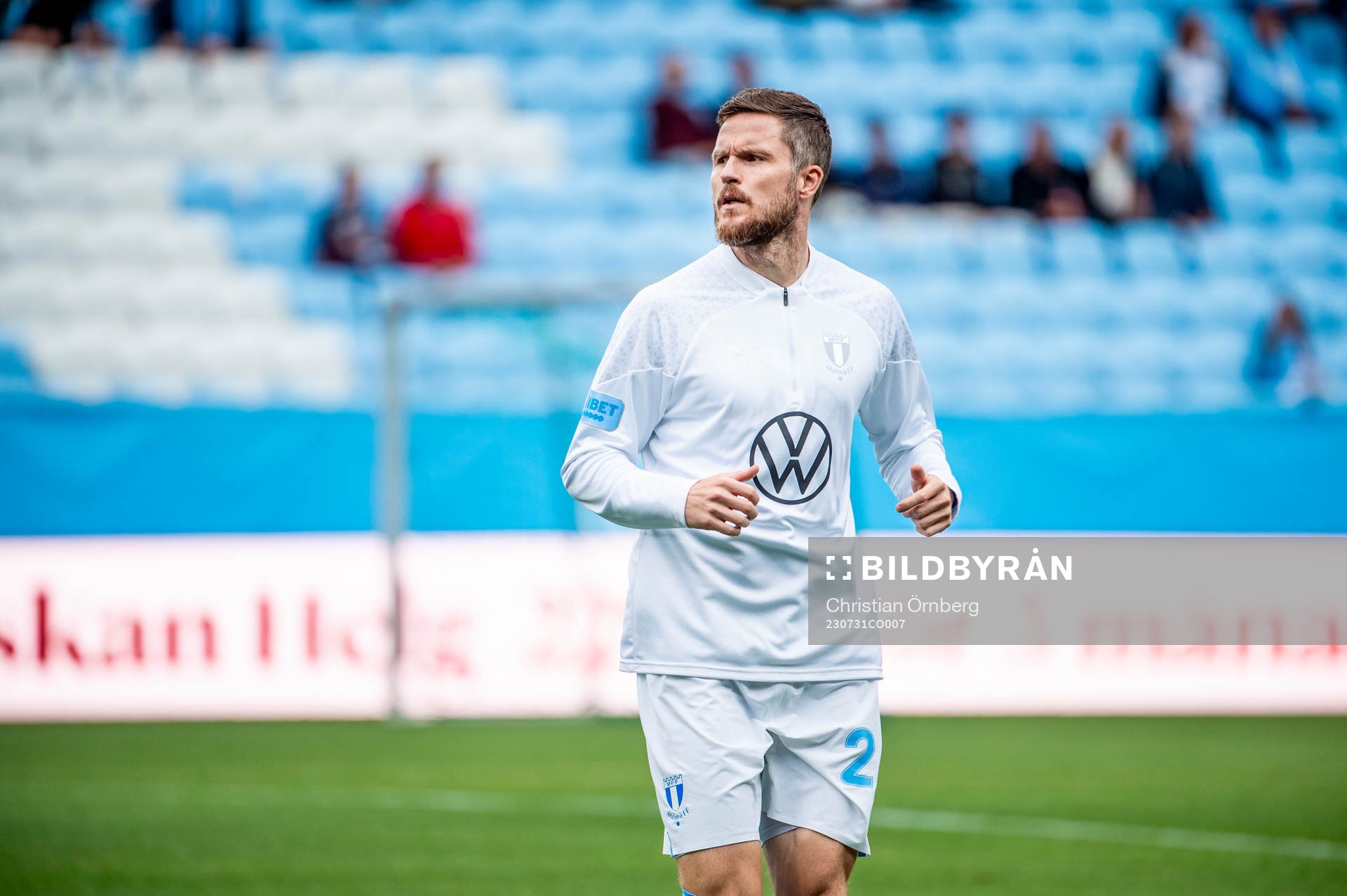 Malmö FFs Lasse Nielsen värmer upp innan fotbollsmatchen