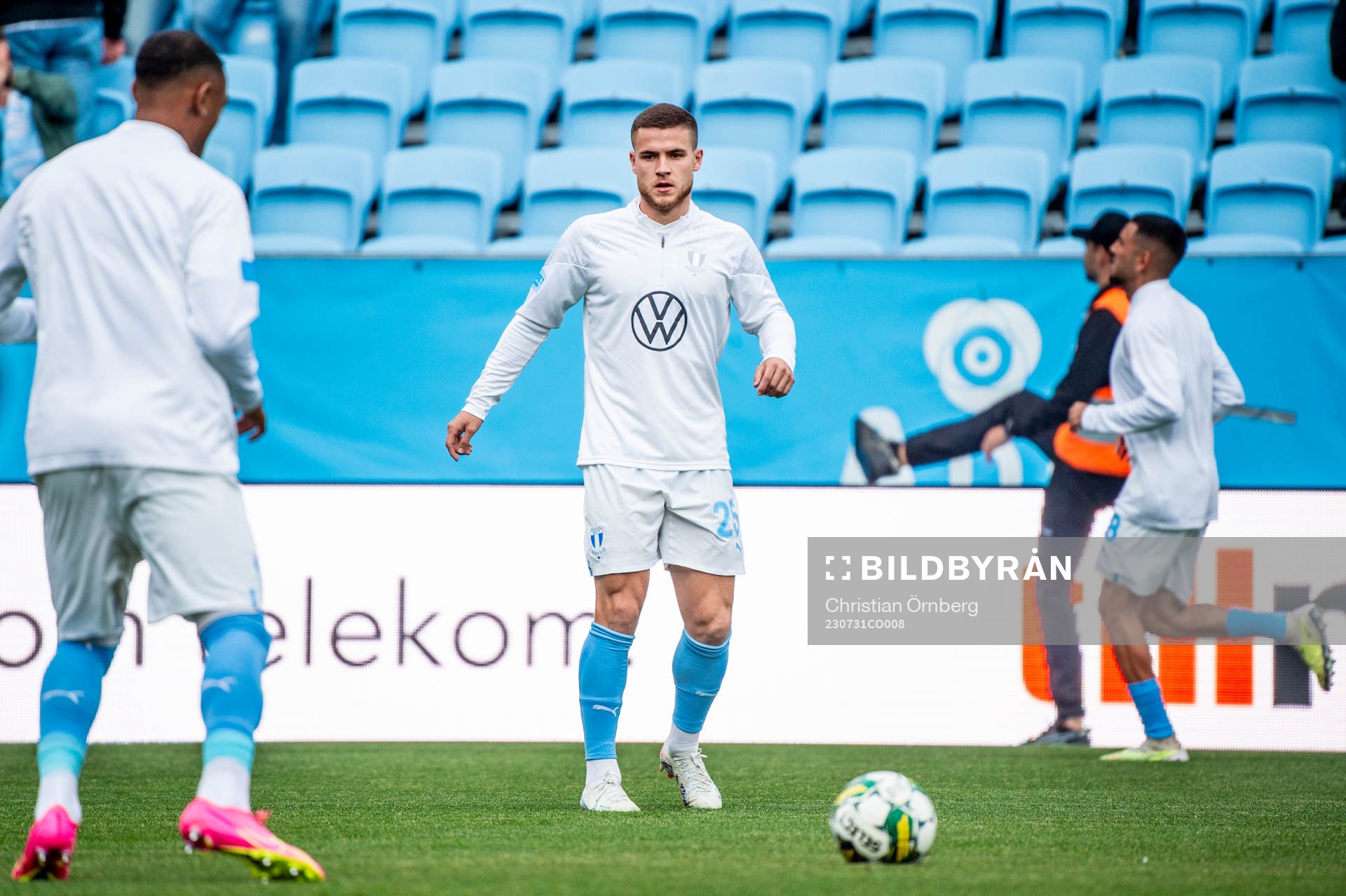 Malmö FFs Gabriel Busanello värmer upp innan