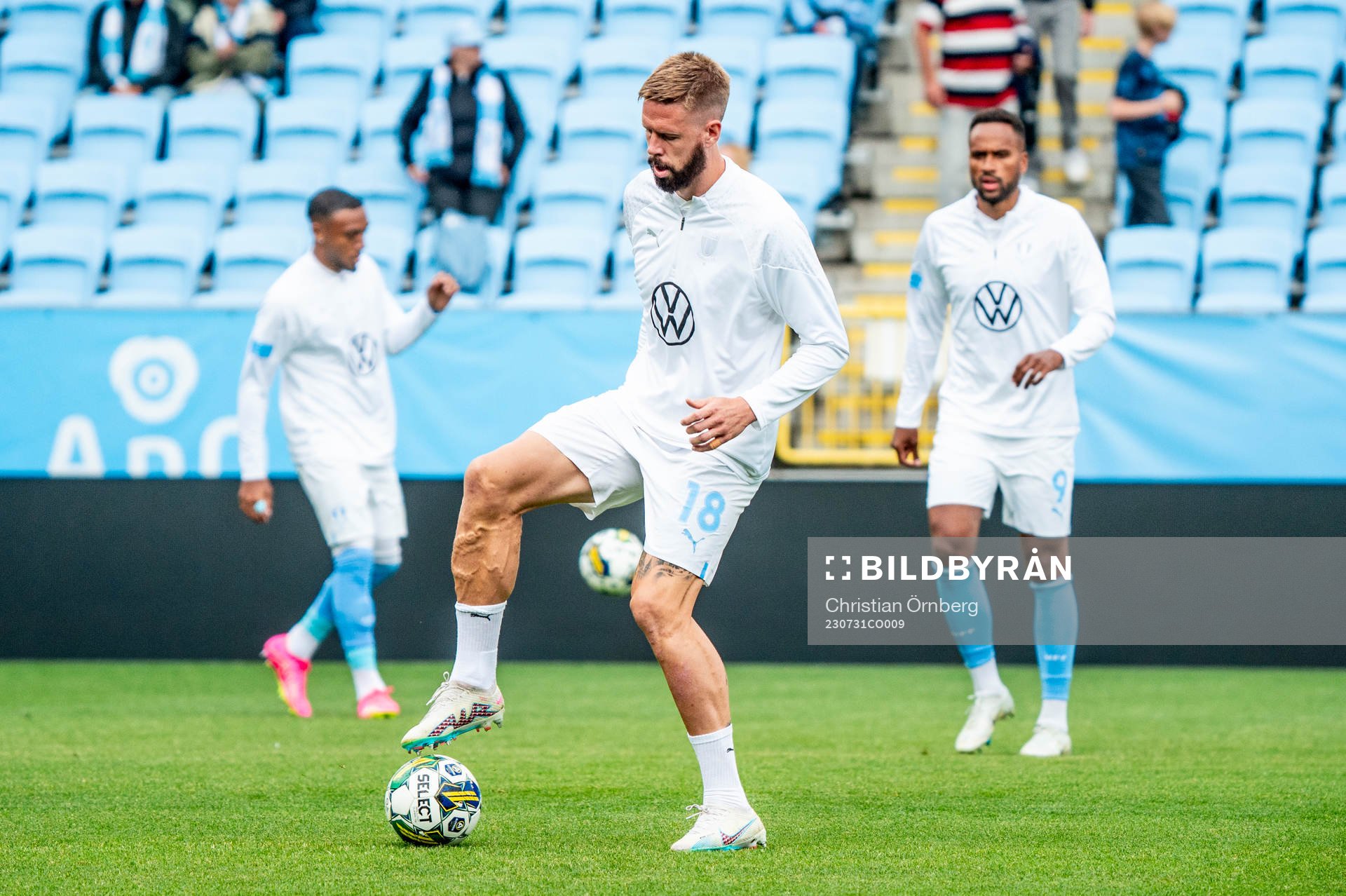 Malmö FFs Pontus Jansson värmer upp innan fotbollsmatchen
