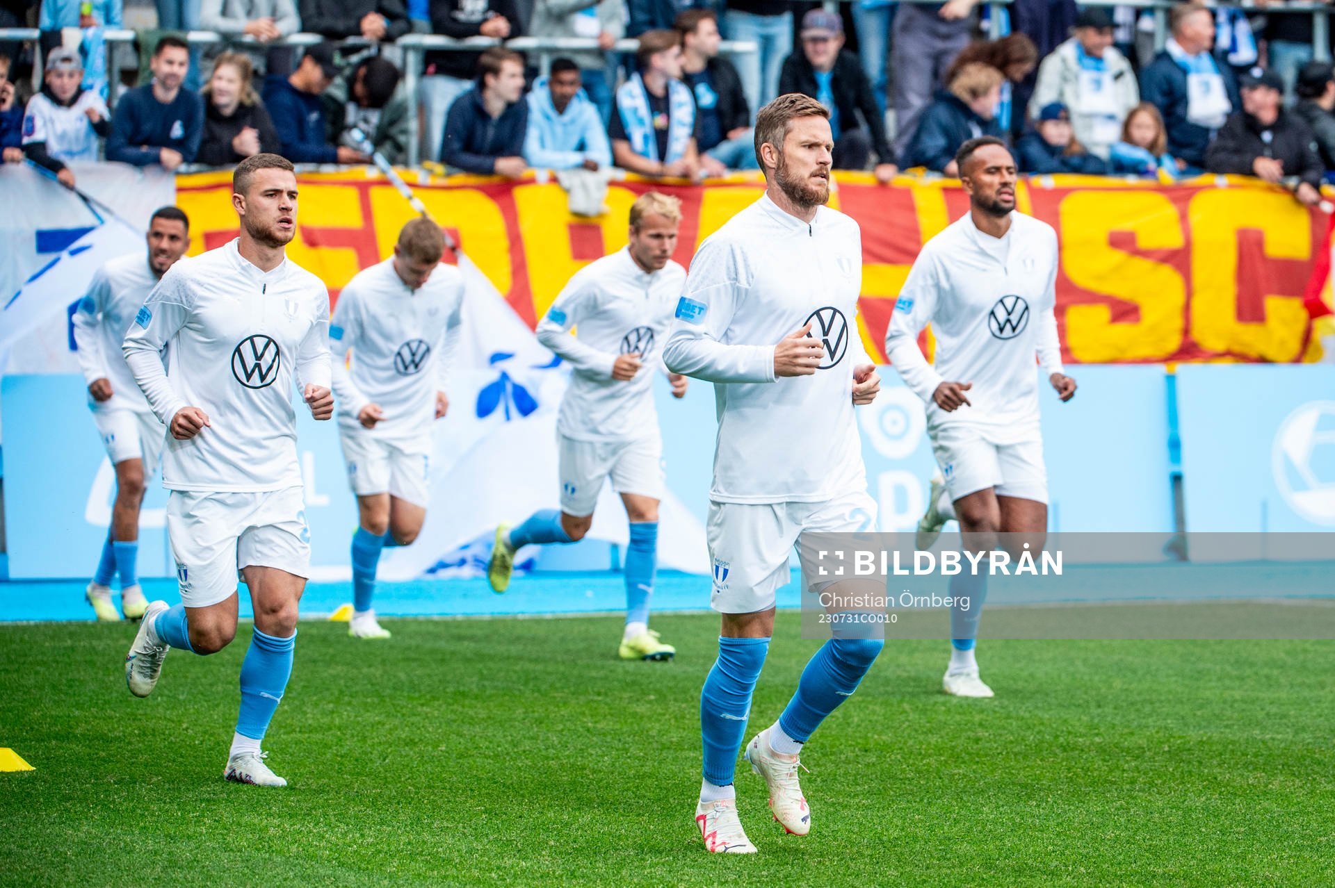 Malmö FFs Lasse Nielsen värmer upp med lagkamraterna