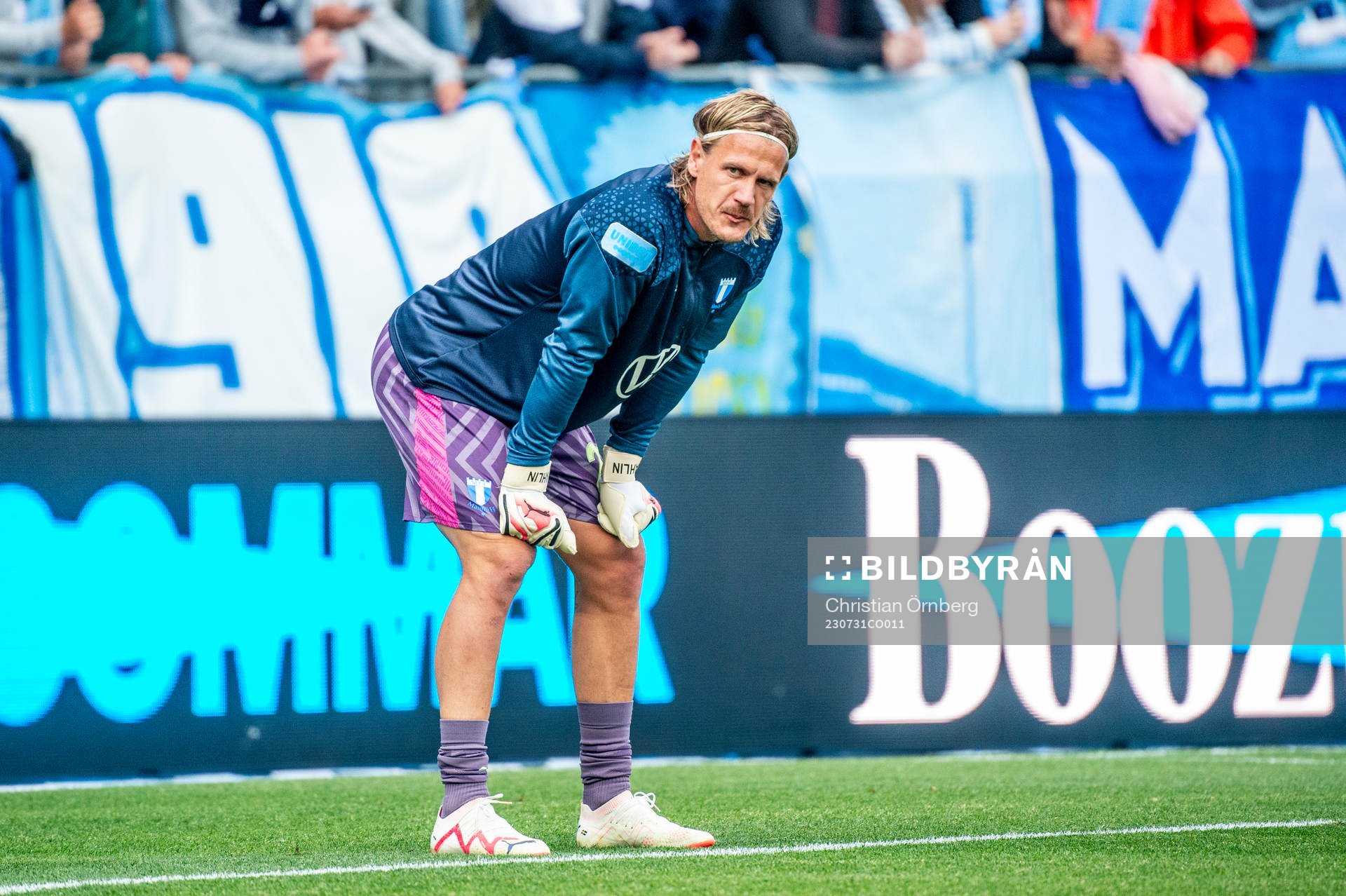 Malmö FFs målvakt Johan Dahlin värmer upp innan