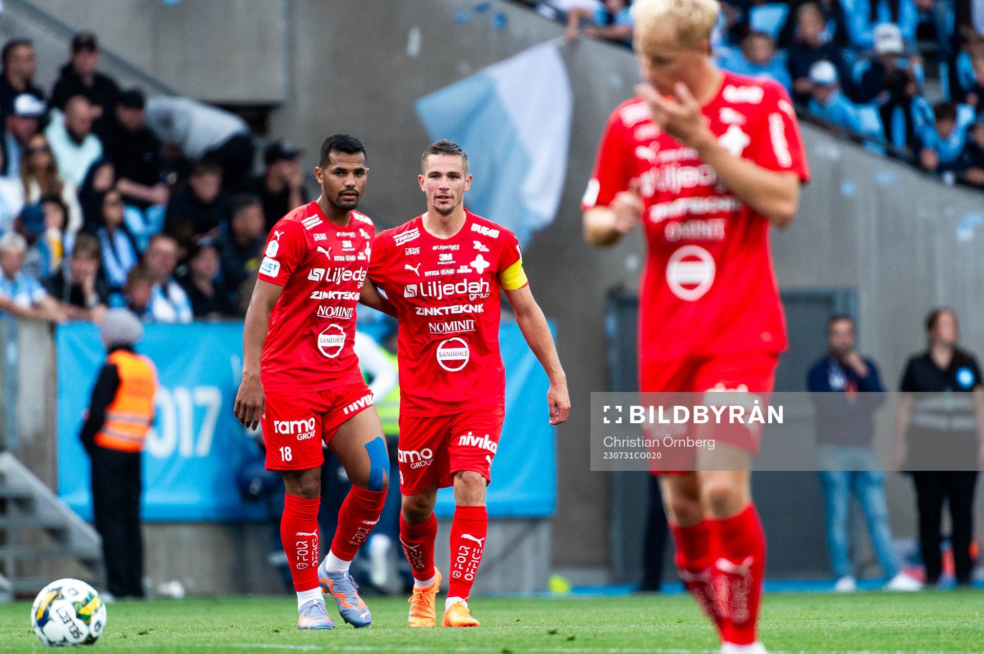 Värnamos Wenderson Oliveira do Nascimento och Oscar Johansson jublar efter 1-1 under fotbollsmatchen i Allsvenskan mellan Malmö FF och Värnamo den 31 juli 2023 i Malmö.