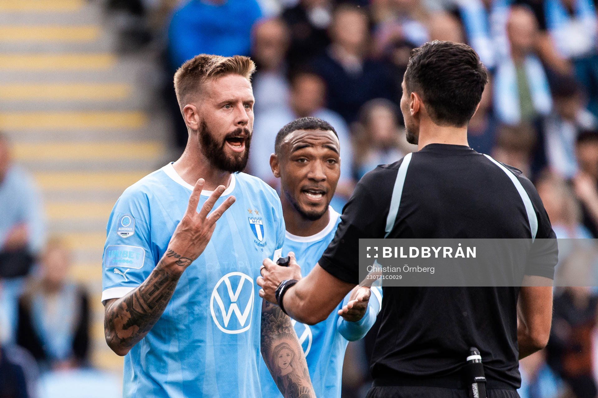 Malmö FFs Pontus Jansson och Derek Cornelius diskuterar