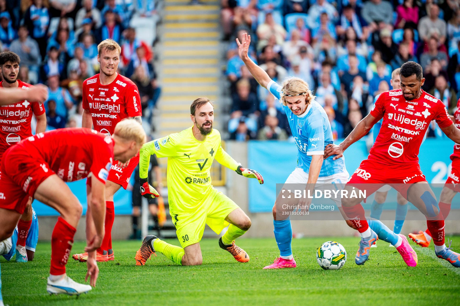 Malmö FFs Sebastian Nanasi mot Värnamos målvakt Pilip