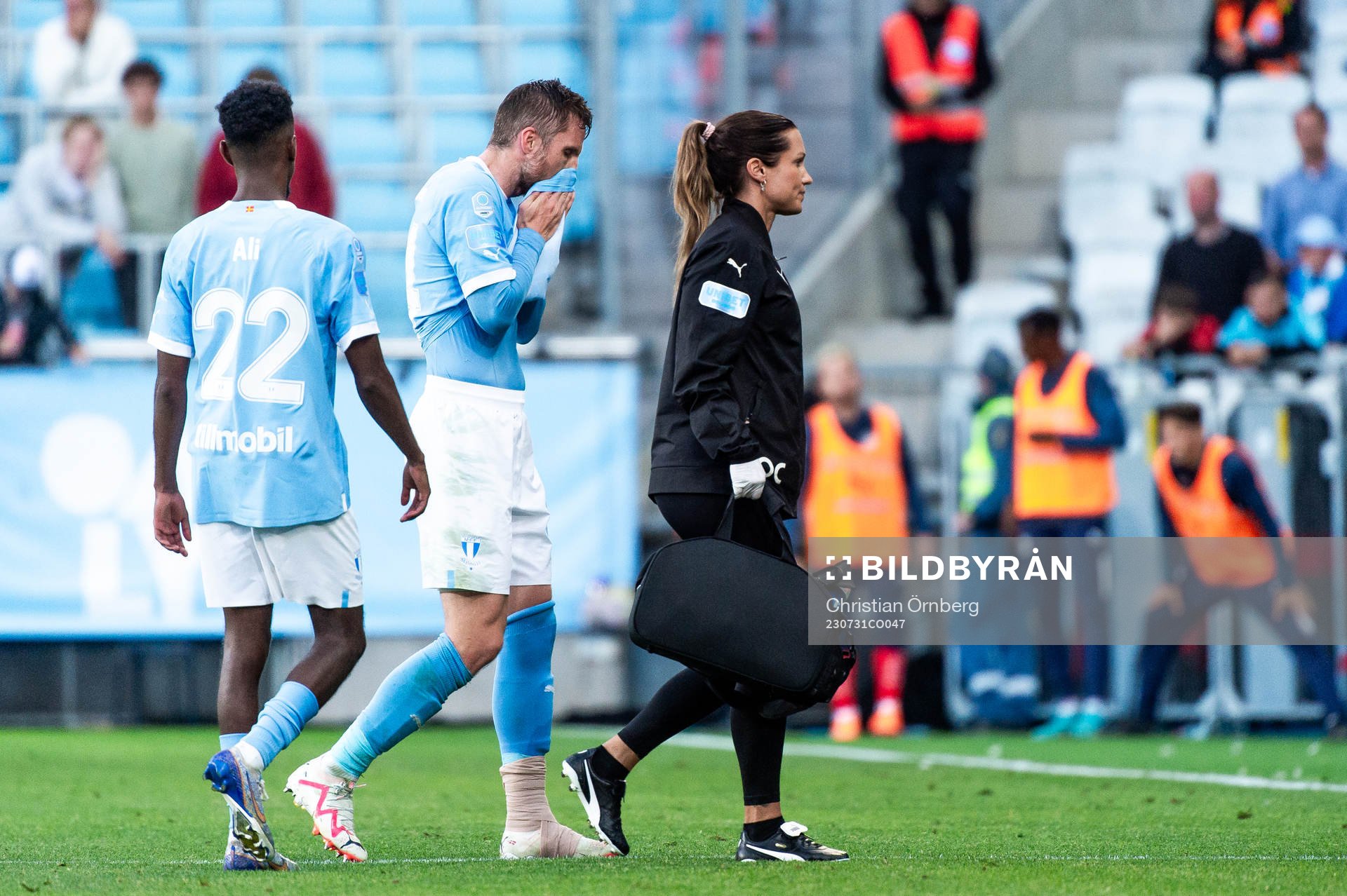 Malmö FFs Lasse Nielsen lämnar planen skadad
