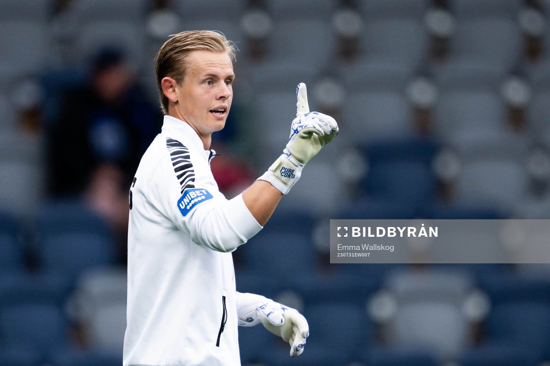 Sirius målvakt Jakob Tånnander värmer upp