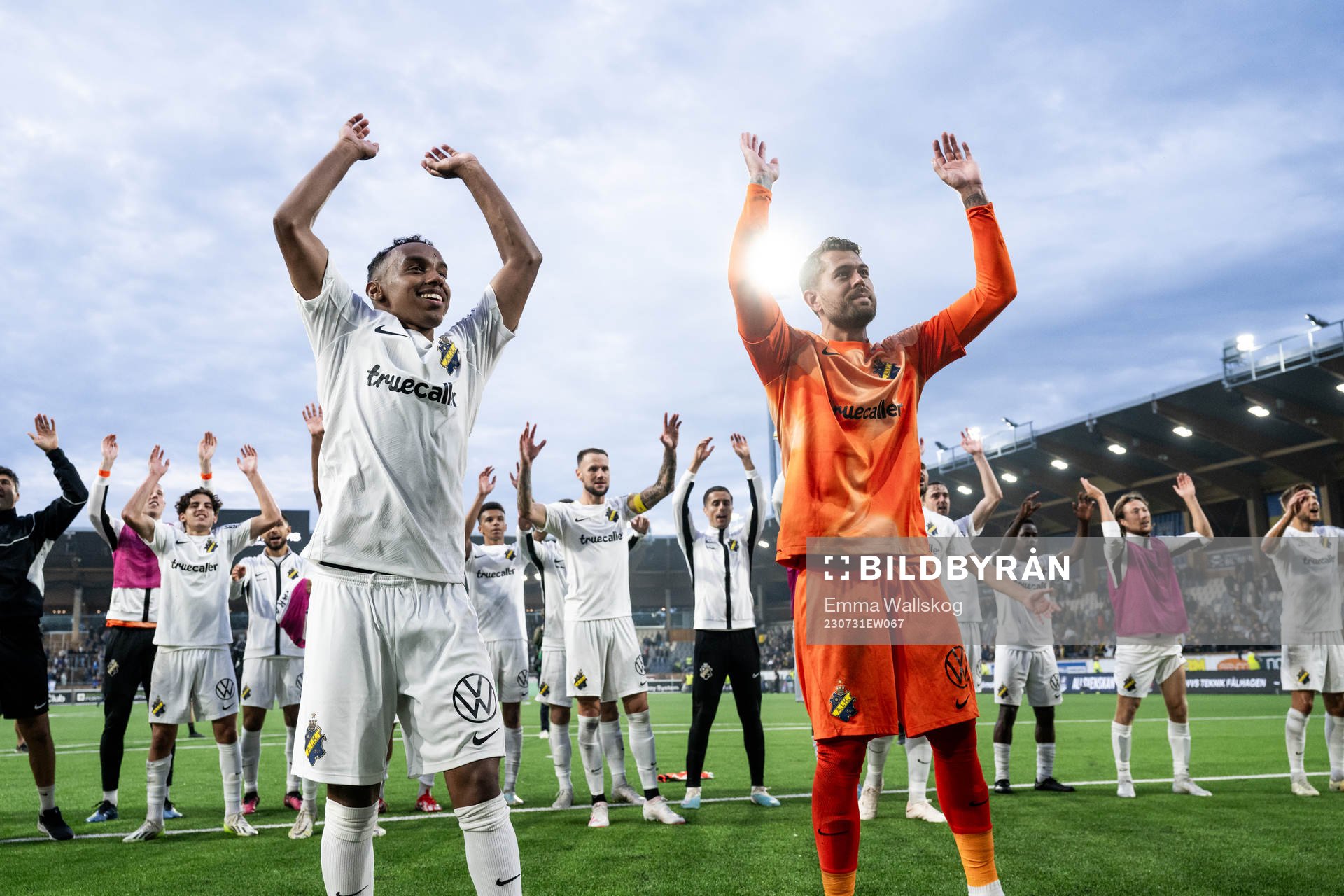 AIKs Bilal Hussein och målvakt Kristoffer Nordfeldt jublar