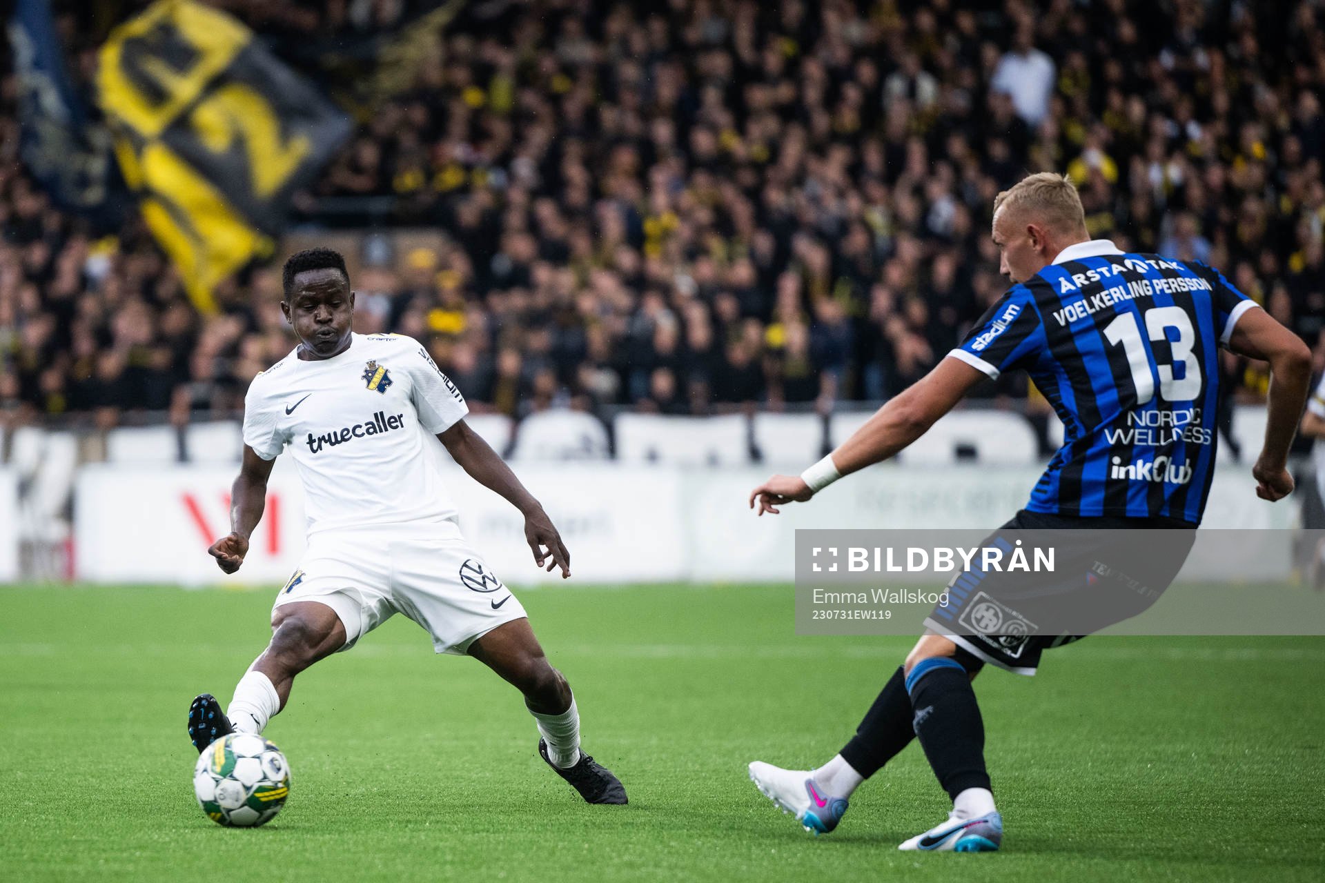 AIKs Erick Otieno och Sirius Jakob Voelkerling Persson under fotbollsmatchen i Allsvenskan mellan Sirius och AIK den 31 juli 2023 i Uppsala. 