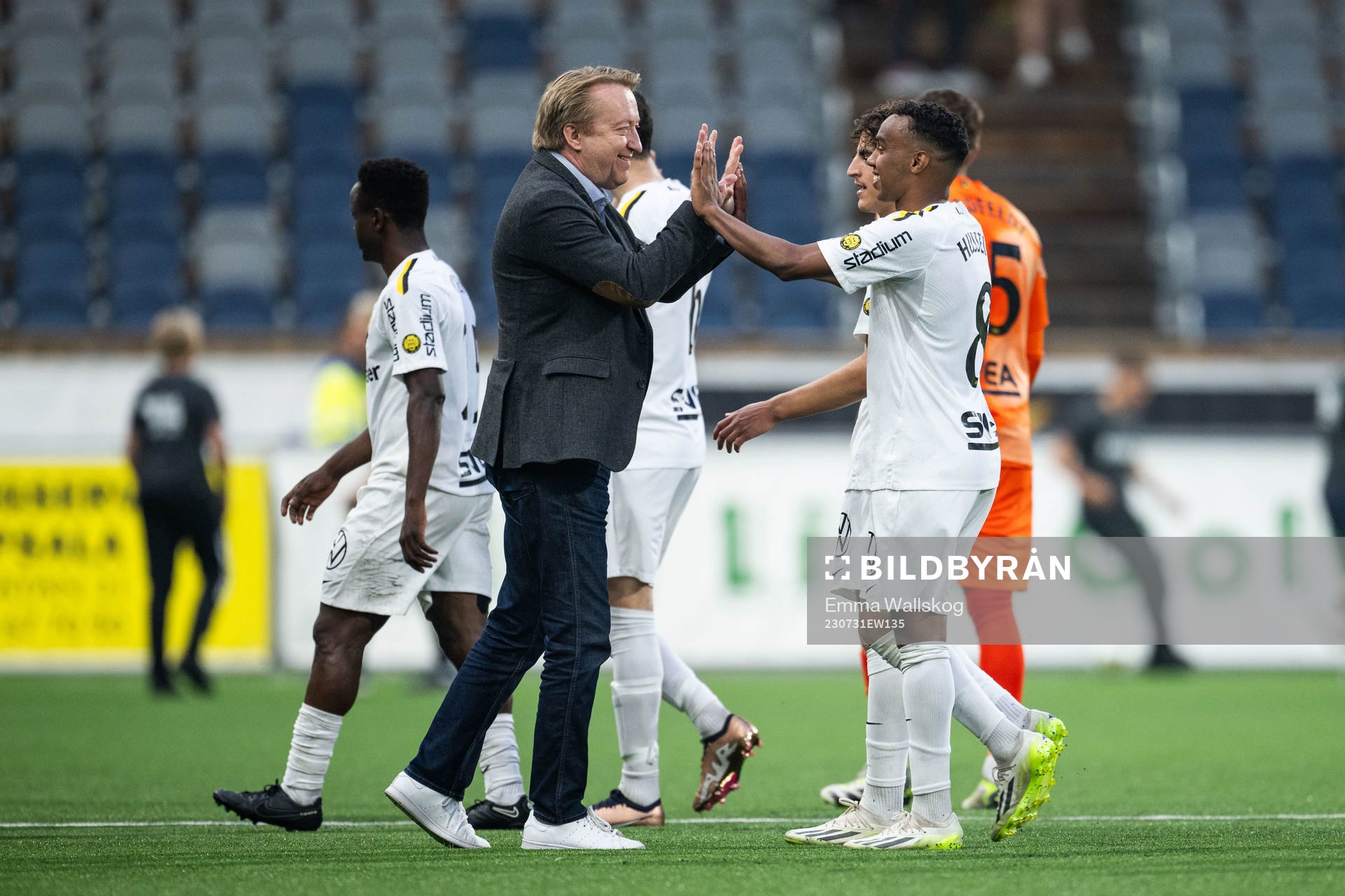 AIK:s pressansvarige Stefan Mellerborg jublar med Bilal Hussein efter fotbollsmatchen i Allsvenskan mellan Sirius och AIK den 31 juli 2023 i Uppsala.