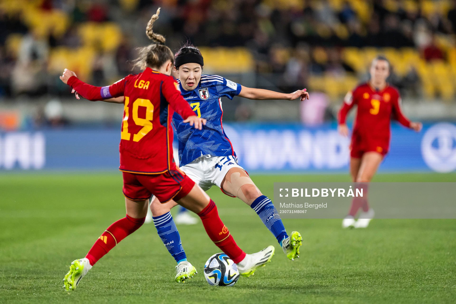 Olga Carmona of Spain and Jun Endo of Japan during the FIFA Women's World Cup football match between Japan and Spain on July 31, 2023 in Wellington.