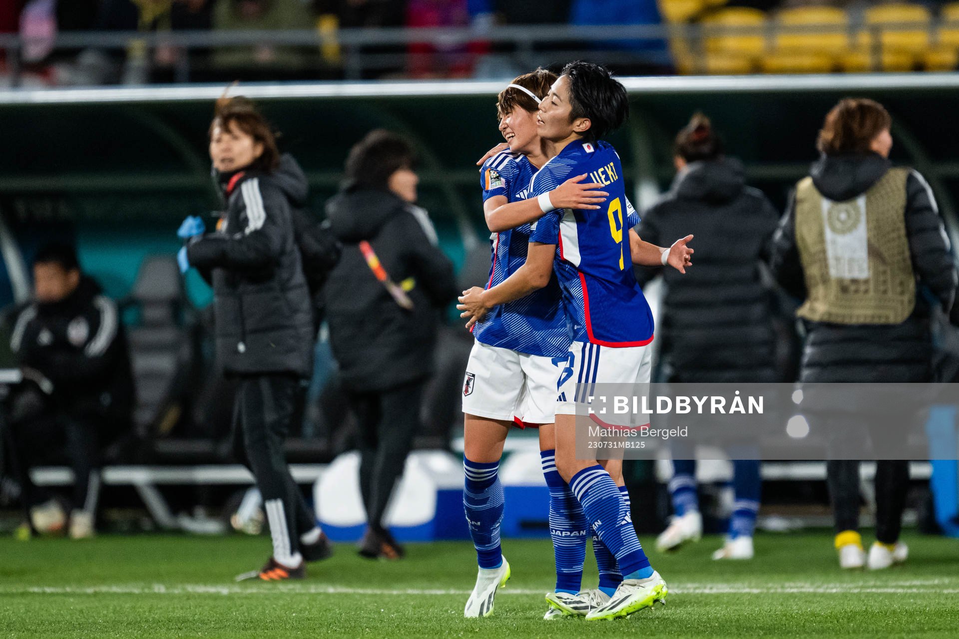 Hinata Miyazawa celebrates with Riko Ueki of Japan