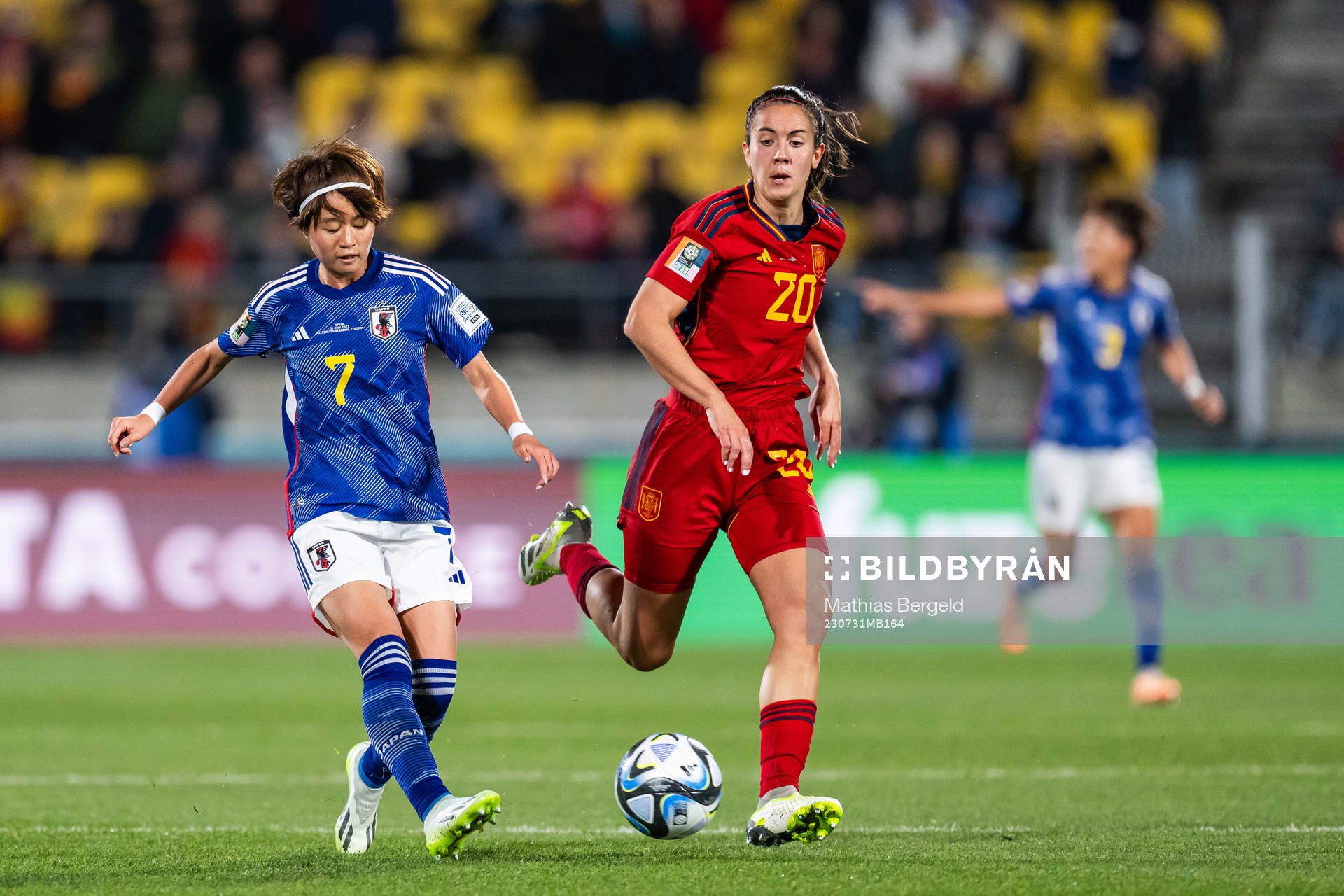 Hinata Miyazawa of Japan and Rocia Galvez of Spain