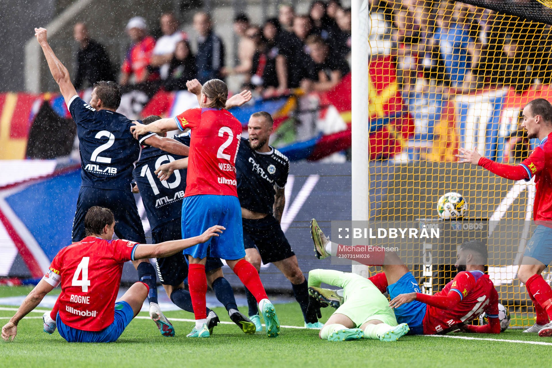 Utsiktens Wilhelm Nilsson, Albin Skoglund och Alexander Faltsetas jublar efter 1-0 under fotbollsmatchen i Superettan mellan Utsikten och Helsingborg den 31 juli 2023 i Göteborg.