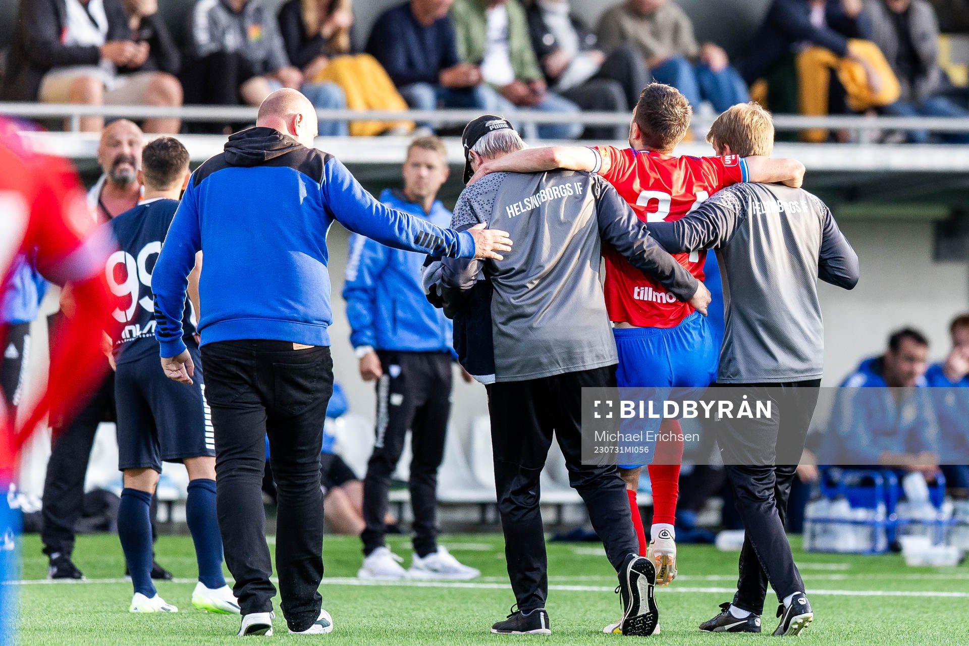Helsingborgs Pavle Vagic lämnar planen skadad