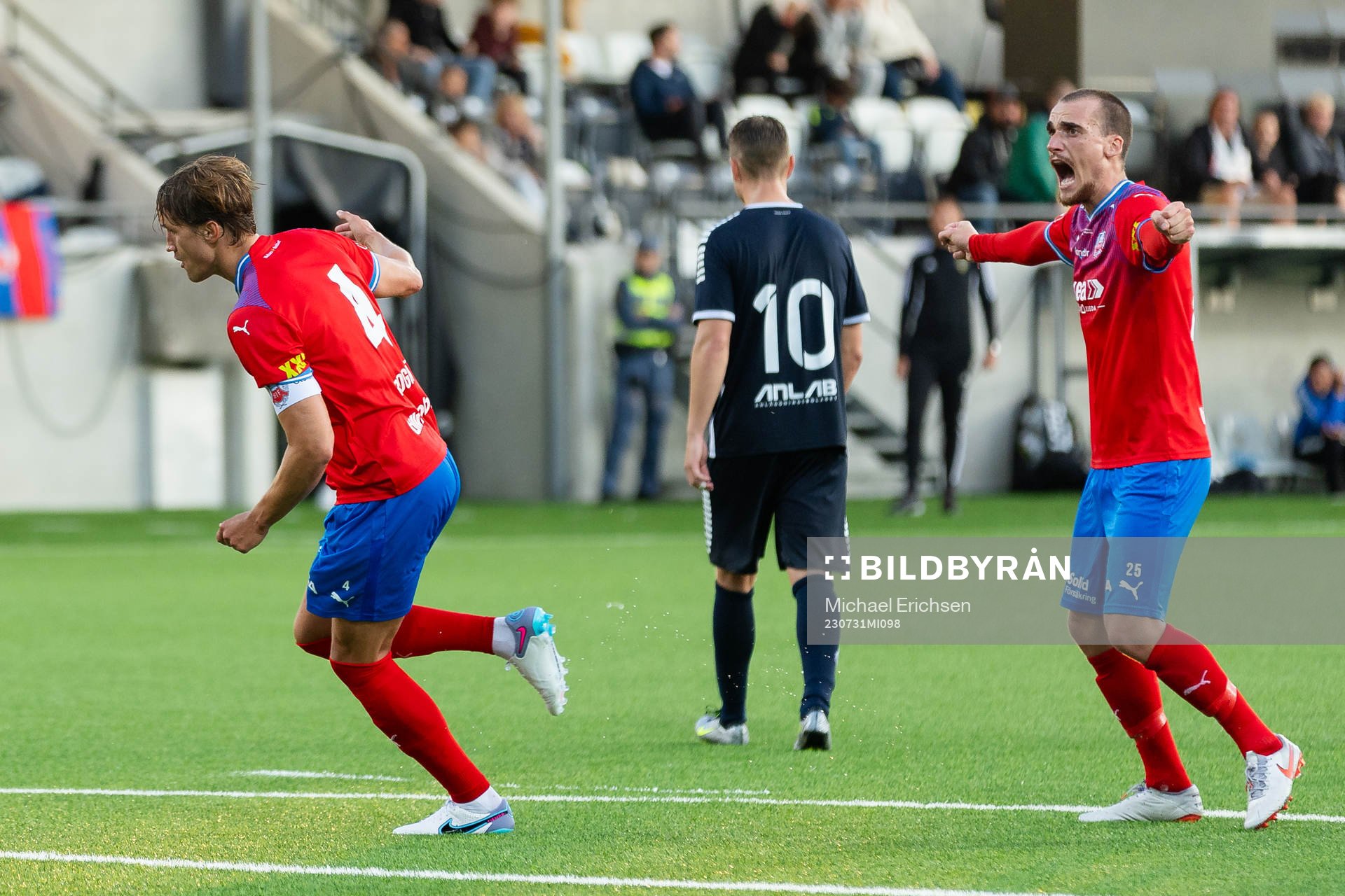 Helsingborgs Thomas Rogne och Adam Hellborg jublar