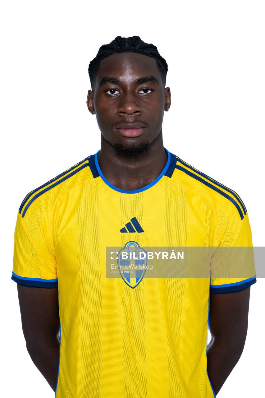 Kennedy Okpaleke poserar för ett porträtt under en fotografering med det svenska P15-landslaget i fotboll den 1 augusti 2023 i Stockholm. 