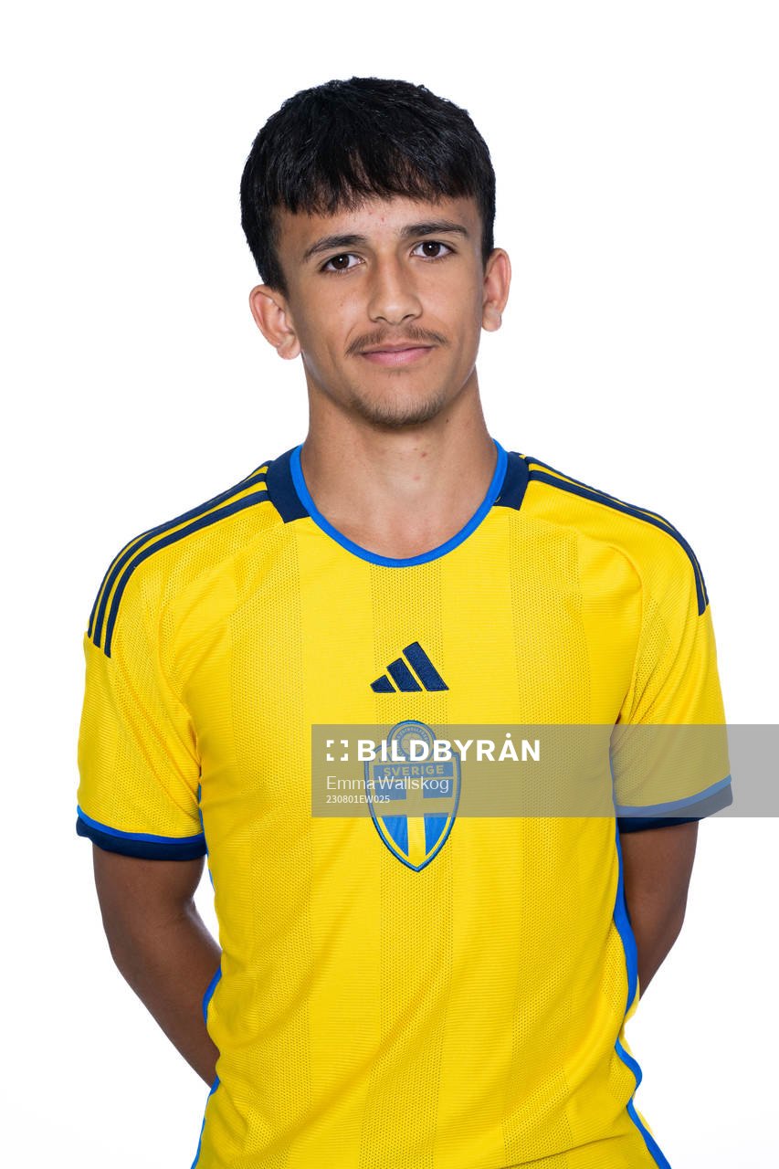 Matheo Elviersson Sica poserar för ett porträtt under en fotografering med det svenska P15-landslaget i fotboll den 1 augusti 2023 i Stockholm. 