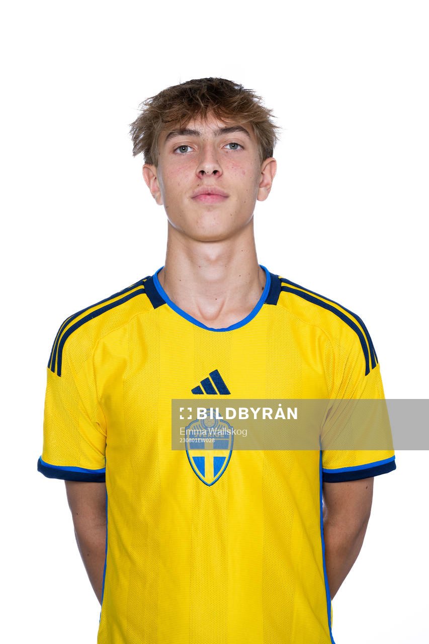 Emil Sadarangani poserar för ett porträtt under en fotografering med det svenska P15-landslaget i fotboll den 1 augusti 2023 i Stockholm. 