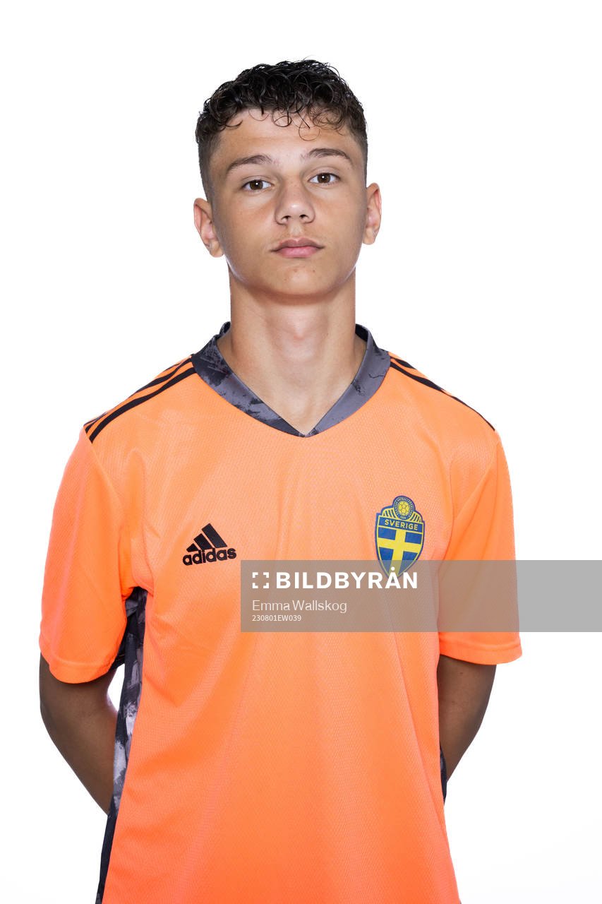 Adin Tihic poserar för ett porträtt under en fotografering med det svenska P15-landslaget i fotboll den 1 augusti 2023 i Stockholm. 