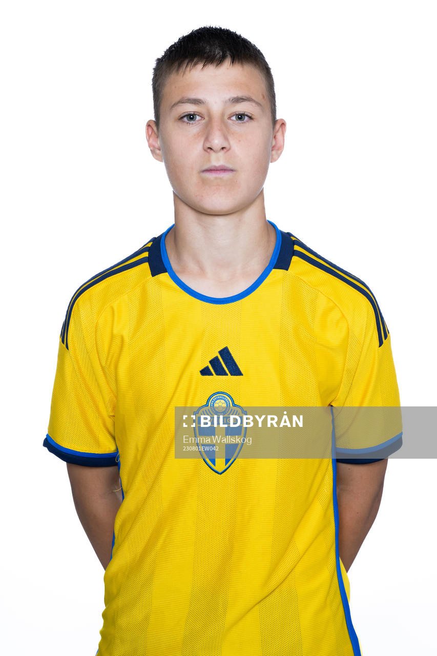 Gustav Åsander poserar för ett porträtt under en fotografering med det svenska P15-landslaget i fotboll den 1 augusti 2023 i Stockholm. 