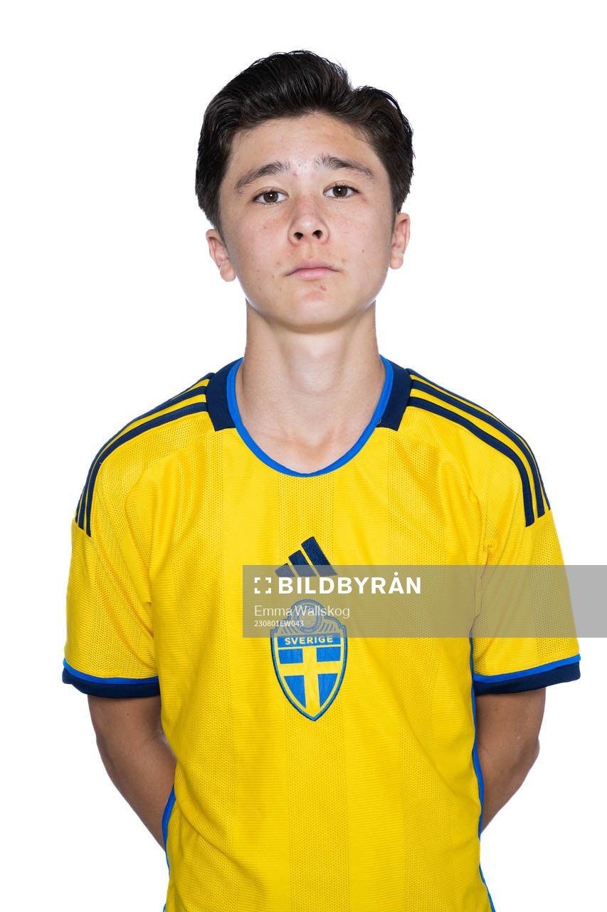 Vincent Larsson poserar för ett porträtt under en fotografering med det svenska P15-landslaget i fotboll den 1 augusti 2023 i Stockholm. 