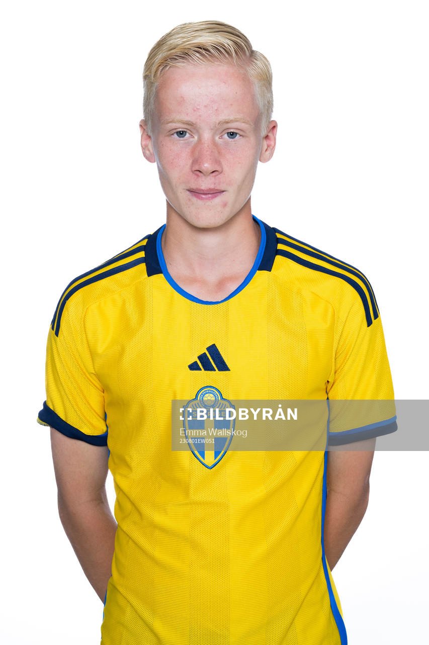 Teo Rundbäck poserar för ett porträtt under en fotografering med det svenska P15-landslaget i fotboll den 1 augusti 2023 i Stockholm. 