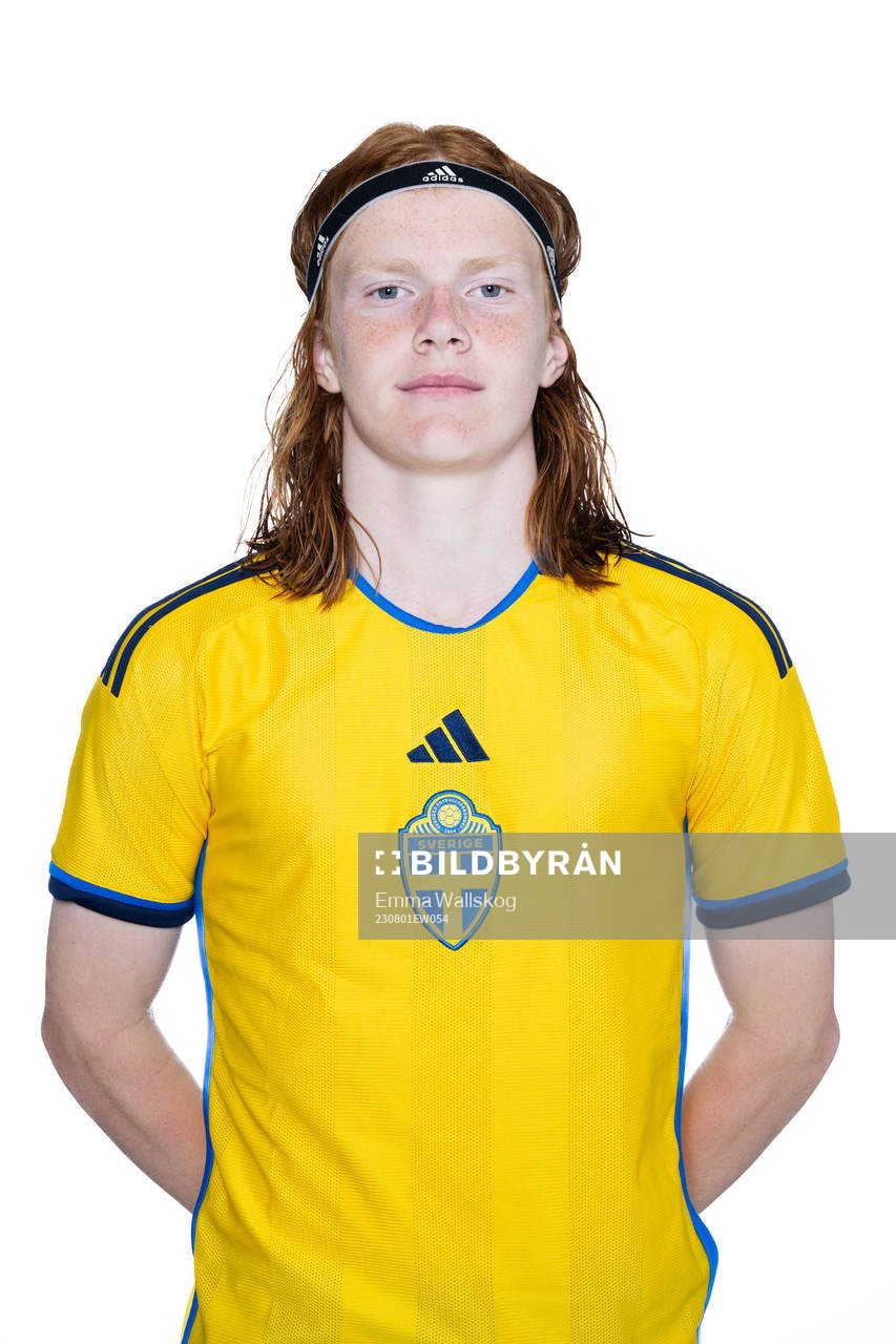 Elvis Van Der Laan poserar för ett porträtt under en fotografering med det svenska P15-landslaget i fotboll den 1 augusti 2023 i Stockholm. 