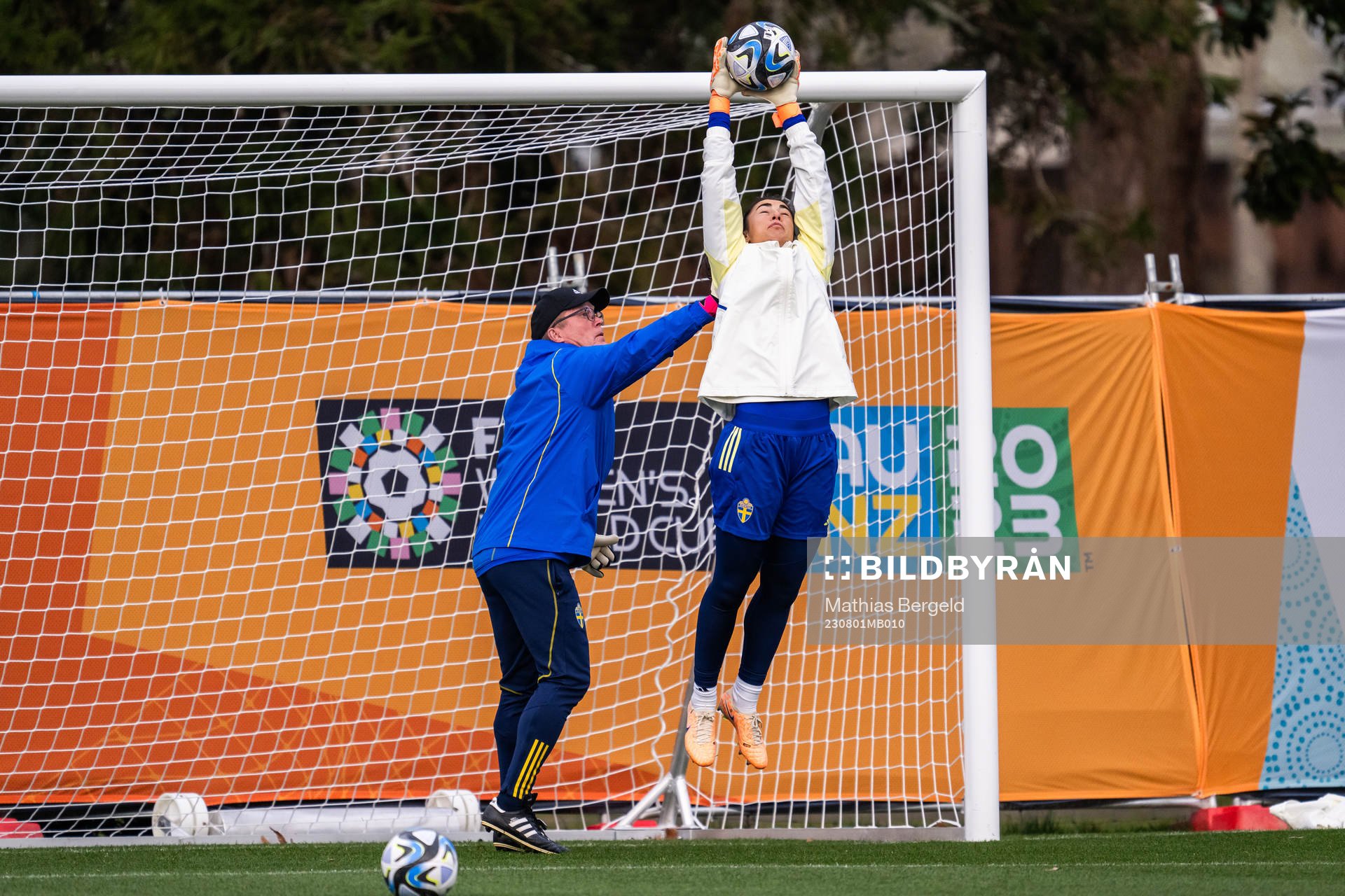 Goalkeeper coach Leif Troedsson and goalkeeper Zecira Musovic of the Swedish women's national football team at a training session during the FIFA Women's World Cup on August 1, 2023 in Hamilton.