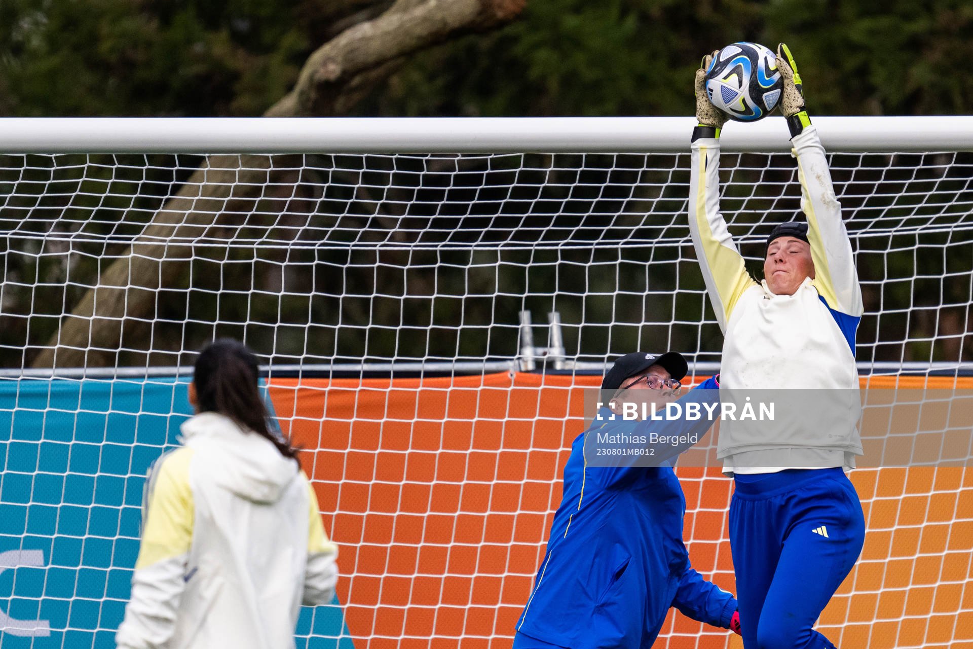 Goalkeeper coach Leif Troedsson and goalkeeper Tove Enblom of the Swedish women's national football team at a training session during the FIFA Women's World Cup on August 1, 2023 in Hamilton.