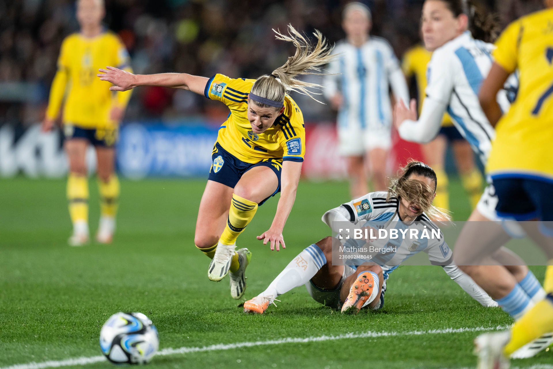 Olivia Schough of Sweden and Adriana Sachs of Argentina during the FIFA Women's World Cup football match between Argentina and Sweden on August 2, 2023 in Hamilton.