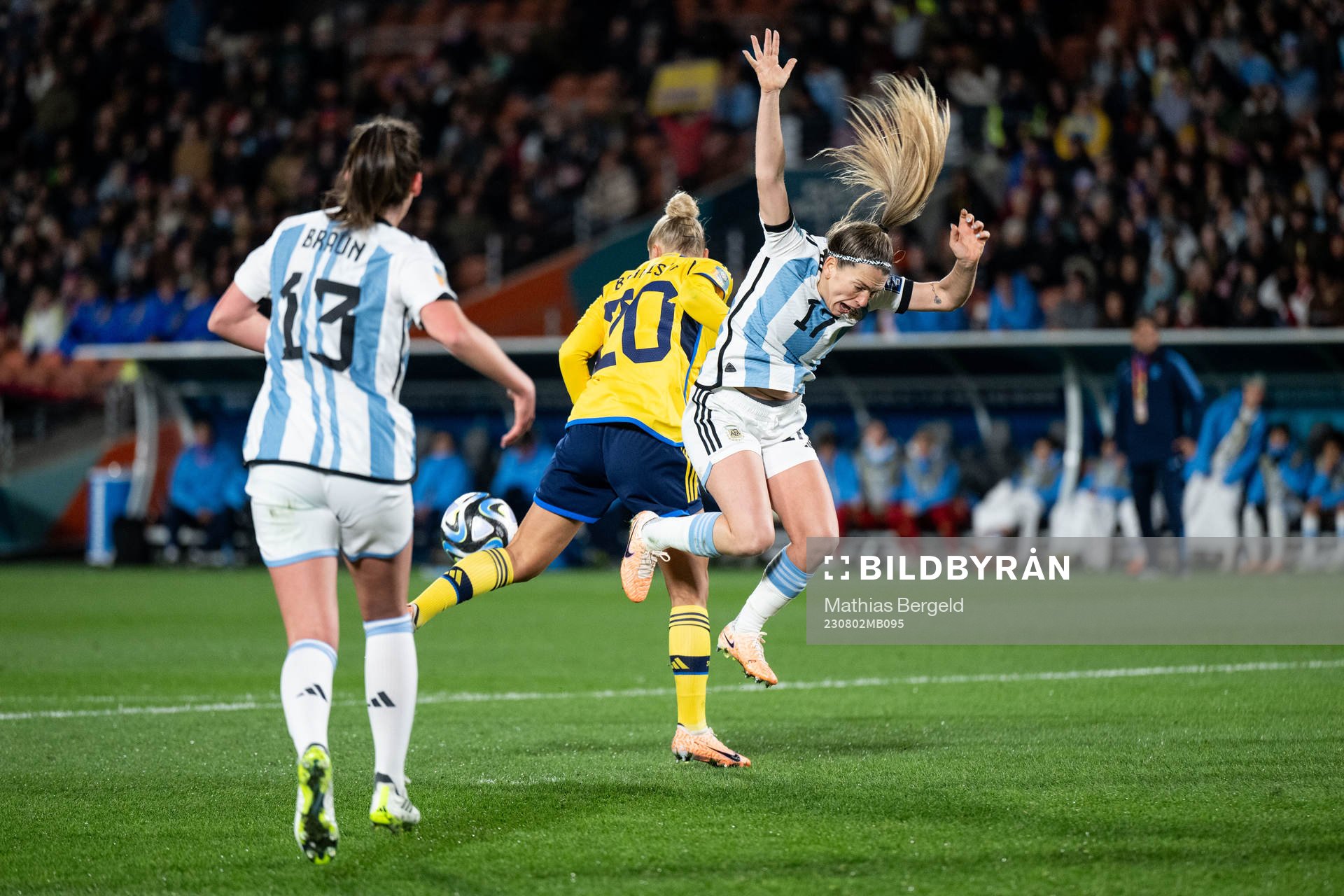 Hanna Bennison of Sweden and Camila Gomez Ares of Argentina during the FIFA Women's World Cup football match between Argentina and Sweden on August 2, 2023 in Hamilton. 