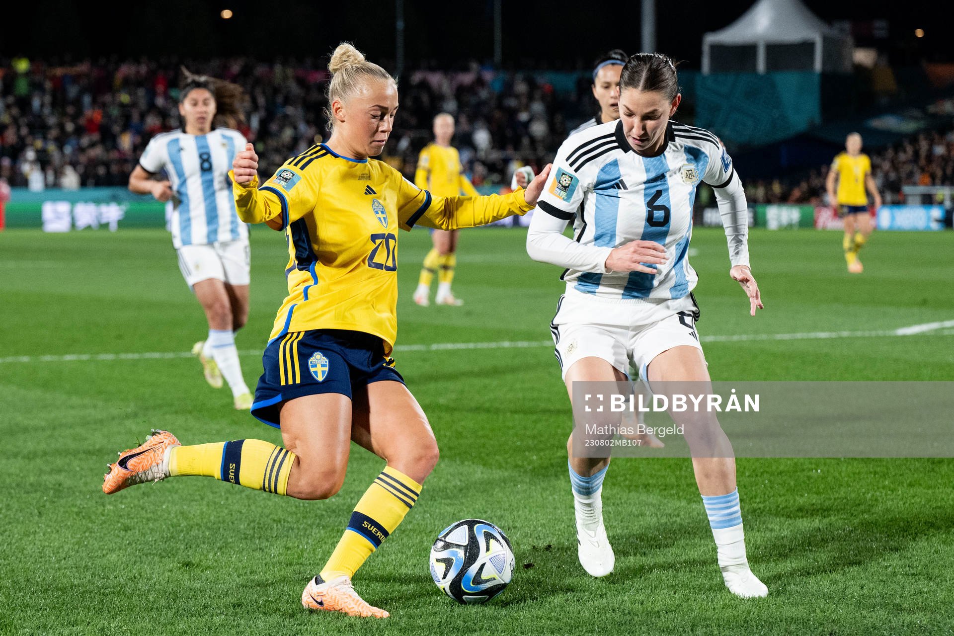 Hanna Bennison of Sweden and Aldana Cometti of Argentina during the FIFA Women's World Cup football match between Argentina and Sweden on August 2, 2023 in Hamilton.
