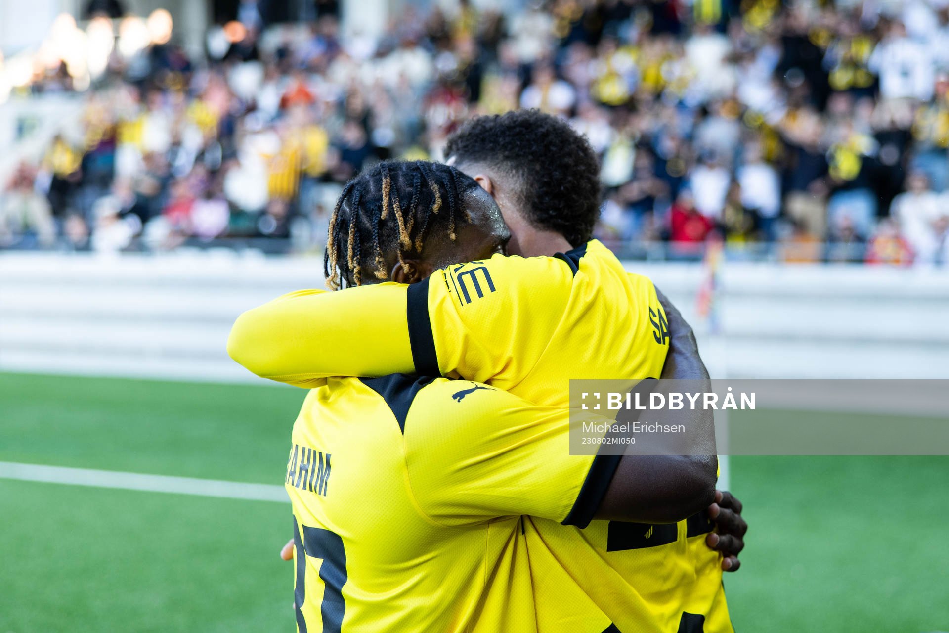 Tobias Sana of Häcken celebrates with Ibrahim Sadiq