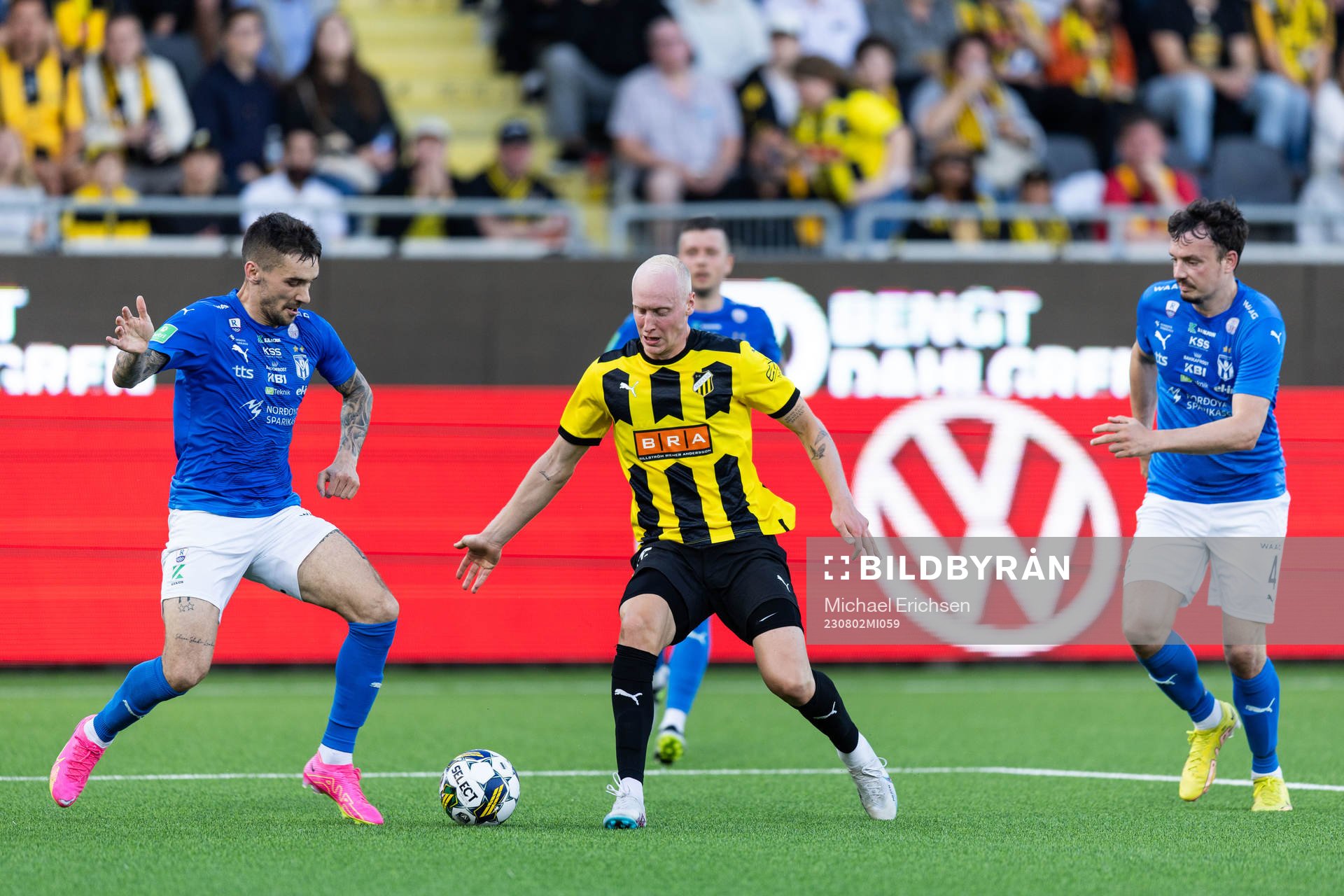 Valgeir Lunddal of Häcken against René Joensen and Vegard