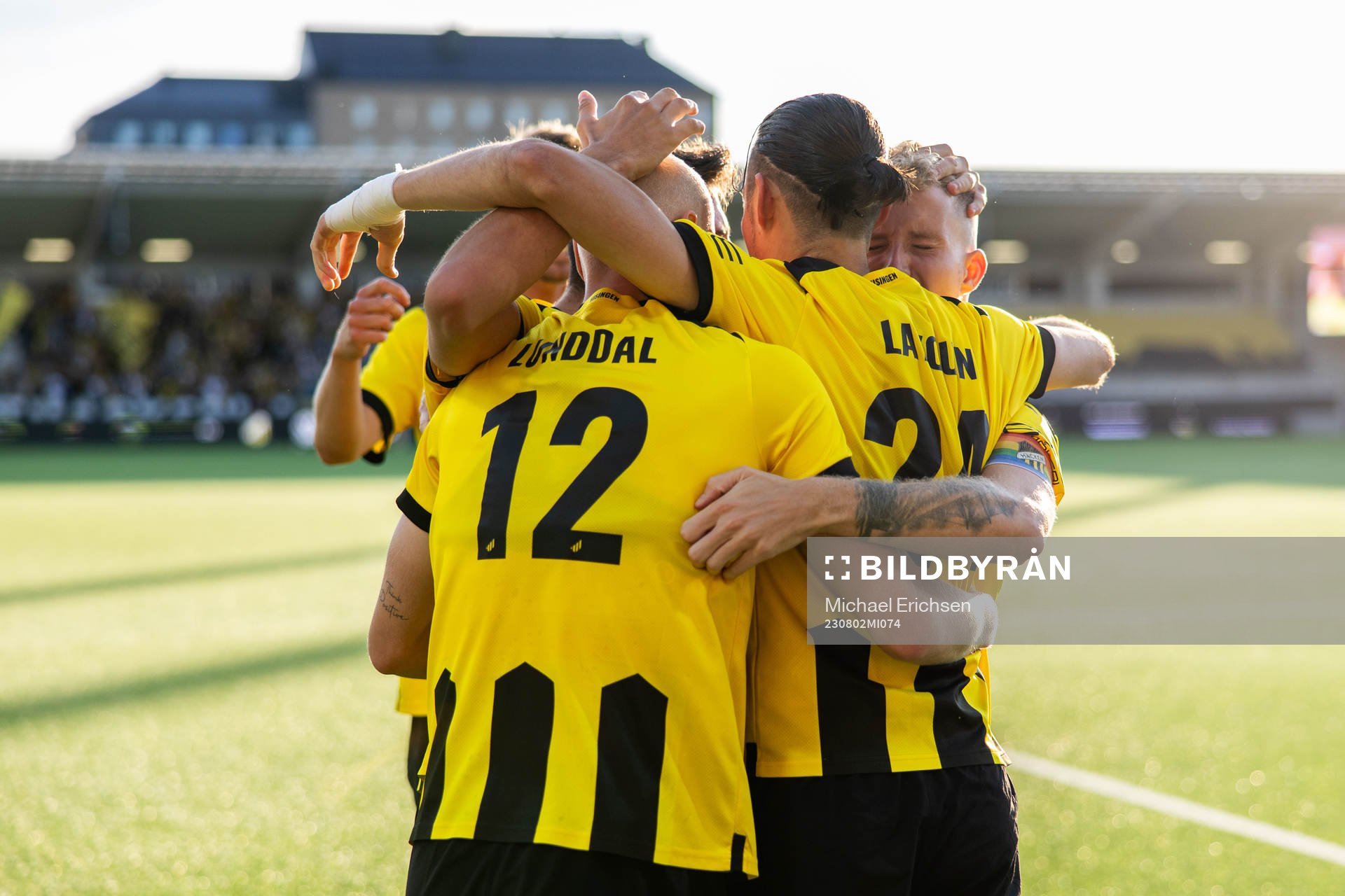 Amor Layouni of Häcken celebrates with team mates