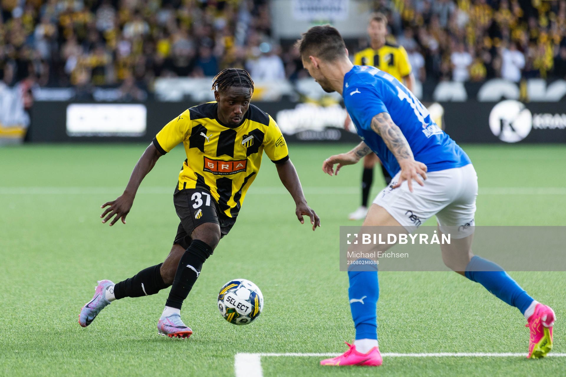 Ibrahim Sadiq of Häcken and René Joensen of Klaksvik