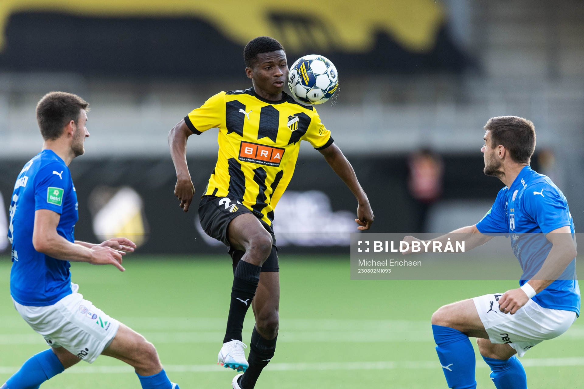 Akoua Romeo Amane of Häcken against Jakup Andreasen and